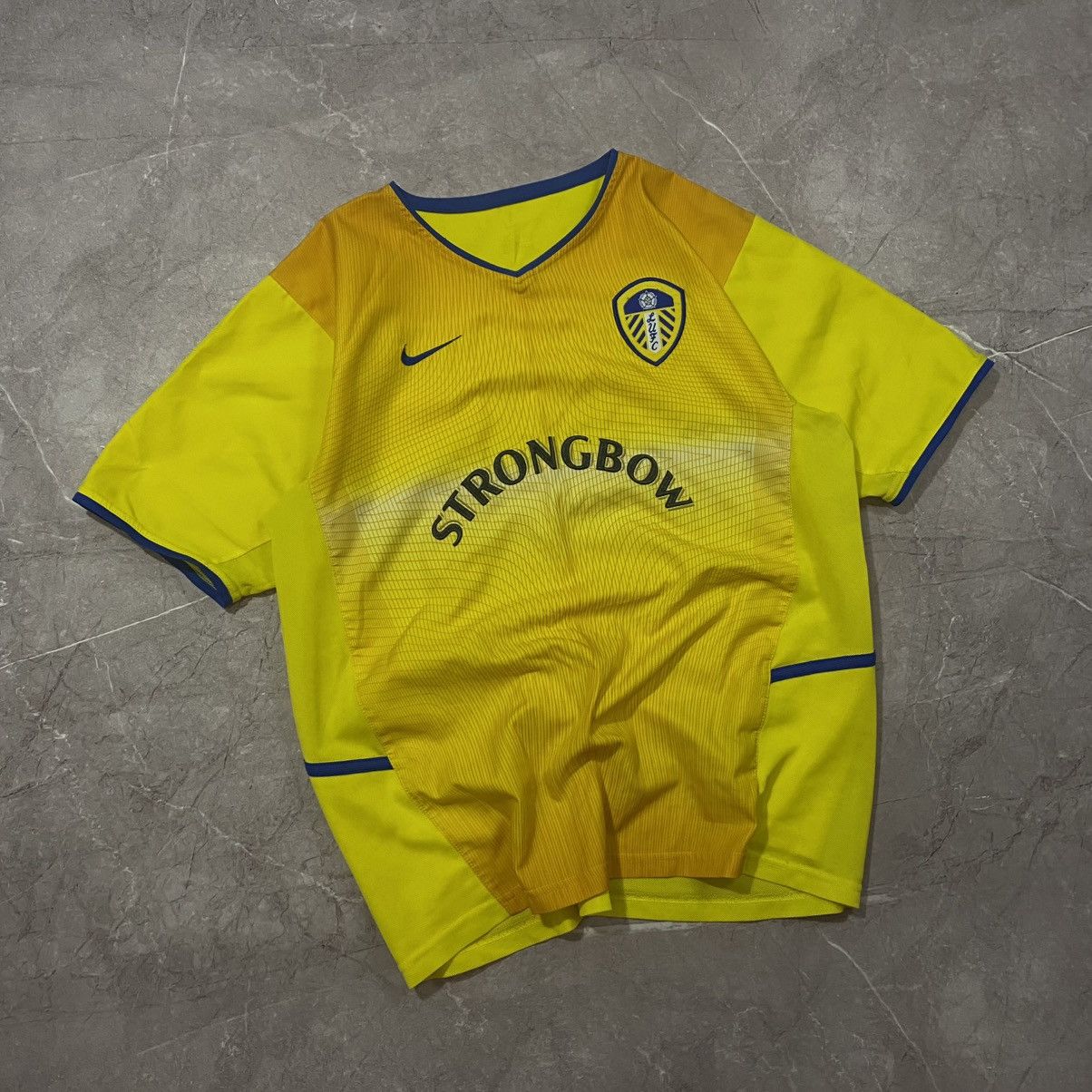 Vintage VINTAGE NIKE LEEDS TEE SOCCER JERSEY STRONGBOW 00s Size US S / EU 44-46 / 1 - 1 Thumbnail
