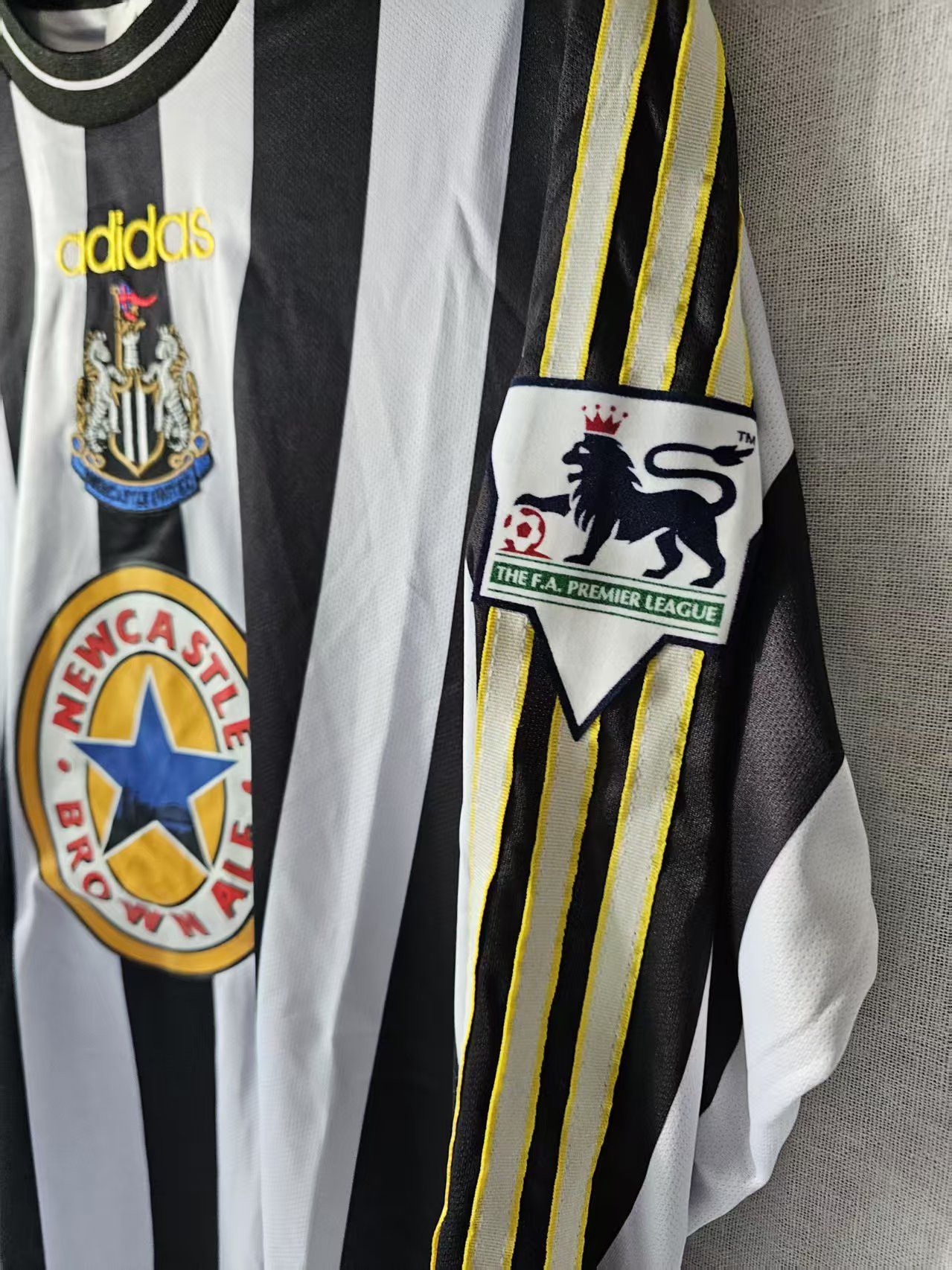 Other 1995 1996 Newcastle United 9 Alan Shearer Jersey S Size US S / EU 44-46 / 1 - 3 Thumbnail