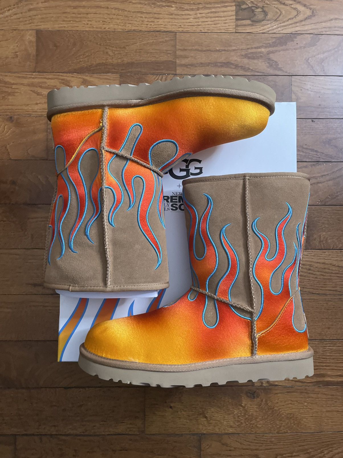 Jeremy Scott UGG Jeremy Scott Classic Short (2025) Size US 9 / EU 42 - 1 Thumbnail
