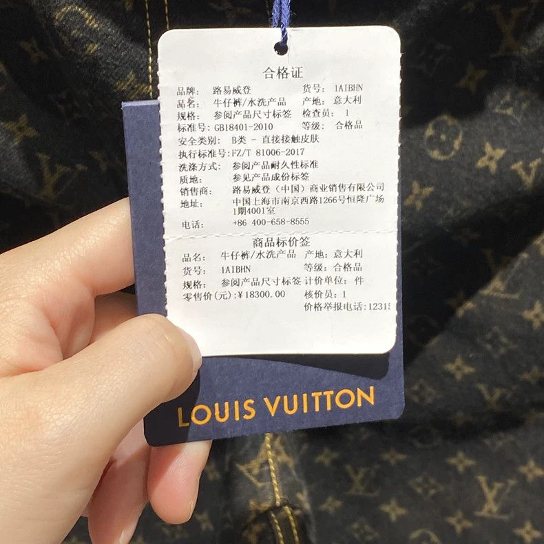 Louis Vuitton Louis Vuitton 25 FW new black and gold print full print wi Size US 40 / EU 56 - 5 Thumbnail
