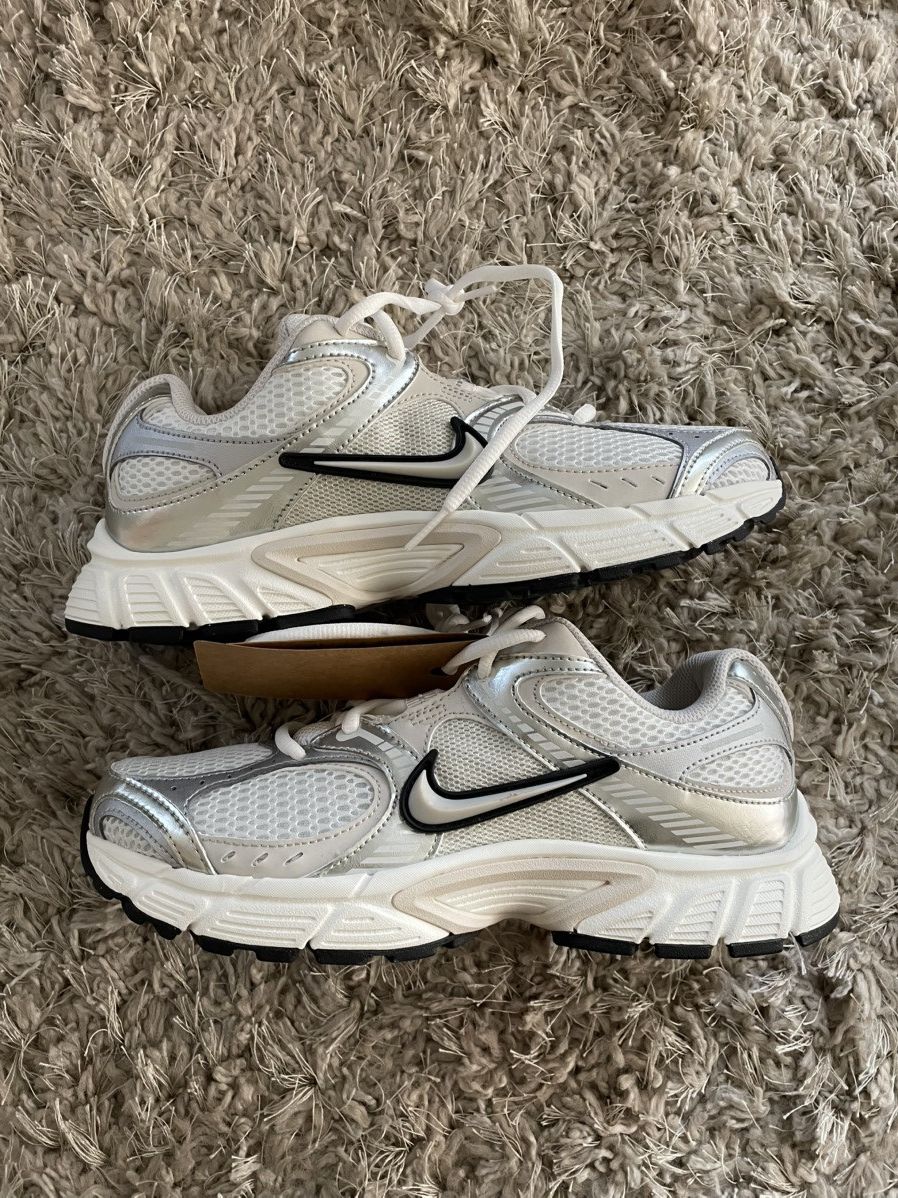 Nike Nike v5 RNR Summit White Size US 7.5 / EU 40-41 - 2 Thumbnail