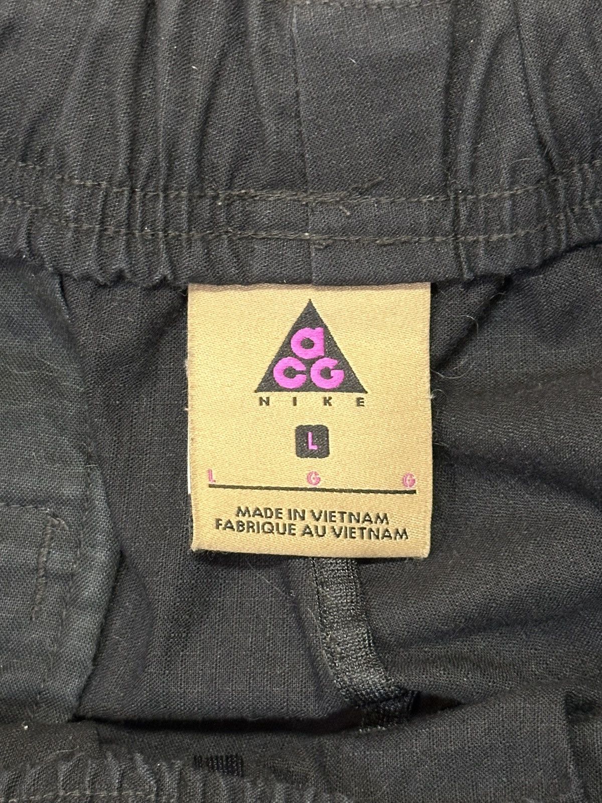 Nike ACG Nike ACG trail pants with a built-in belt and zip pockets. Size US 34 / EU 50 - 8 Thumbnail