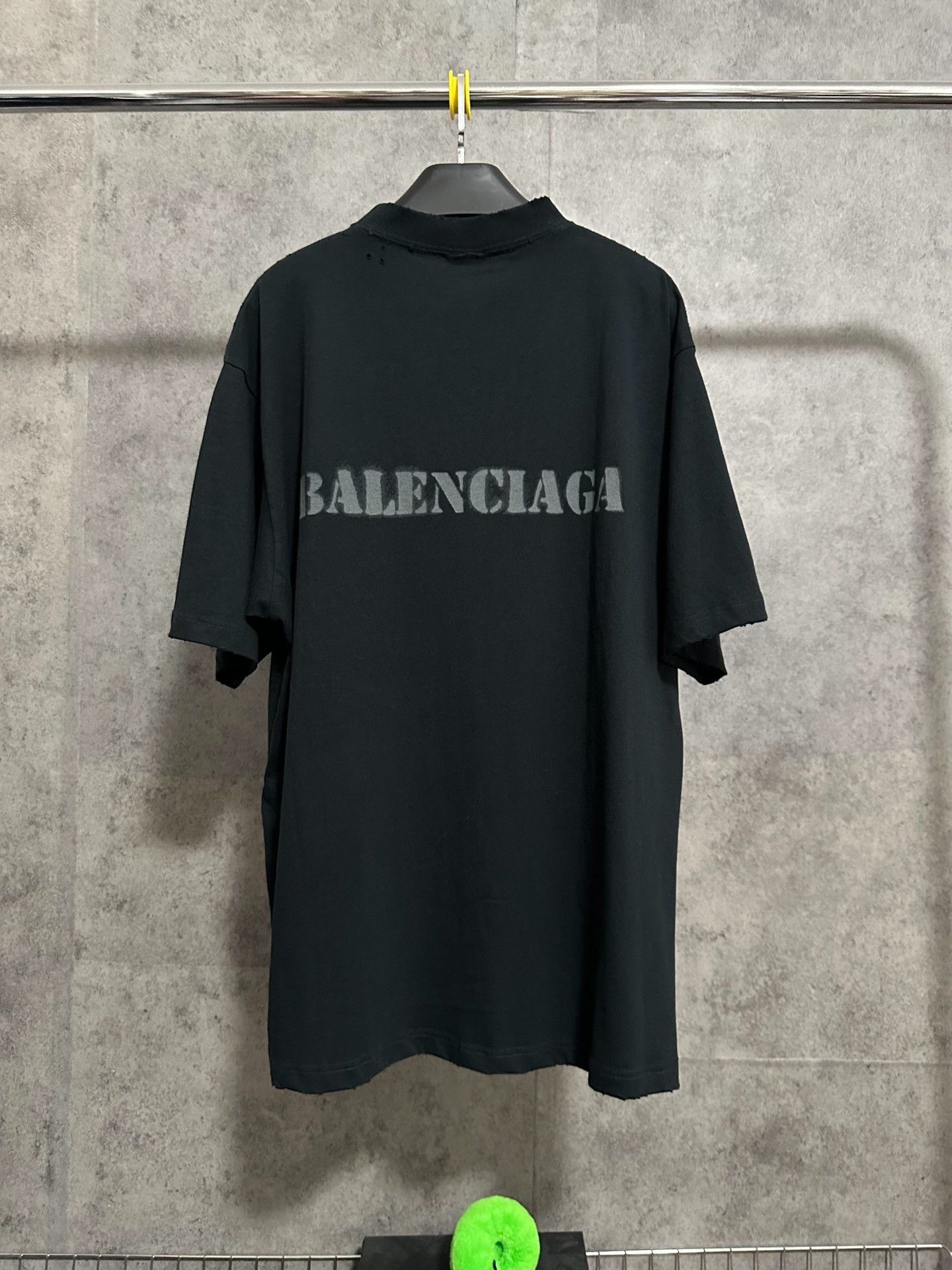 Balenciaga Balenciaga Blurred Logo Short Sleeve T-Shirt Size US S / EU 44-46 / 1 - 4 Thumbnail