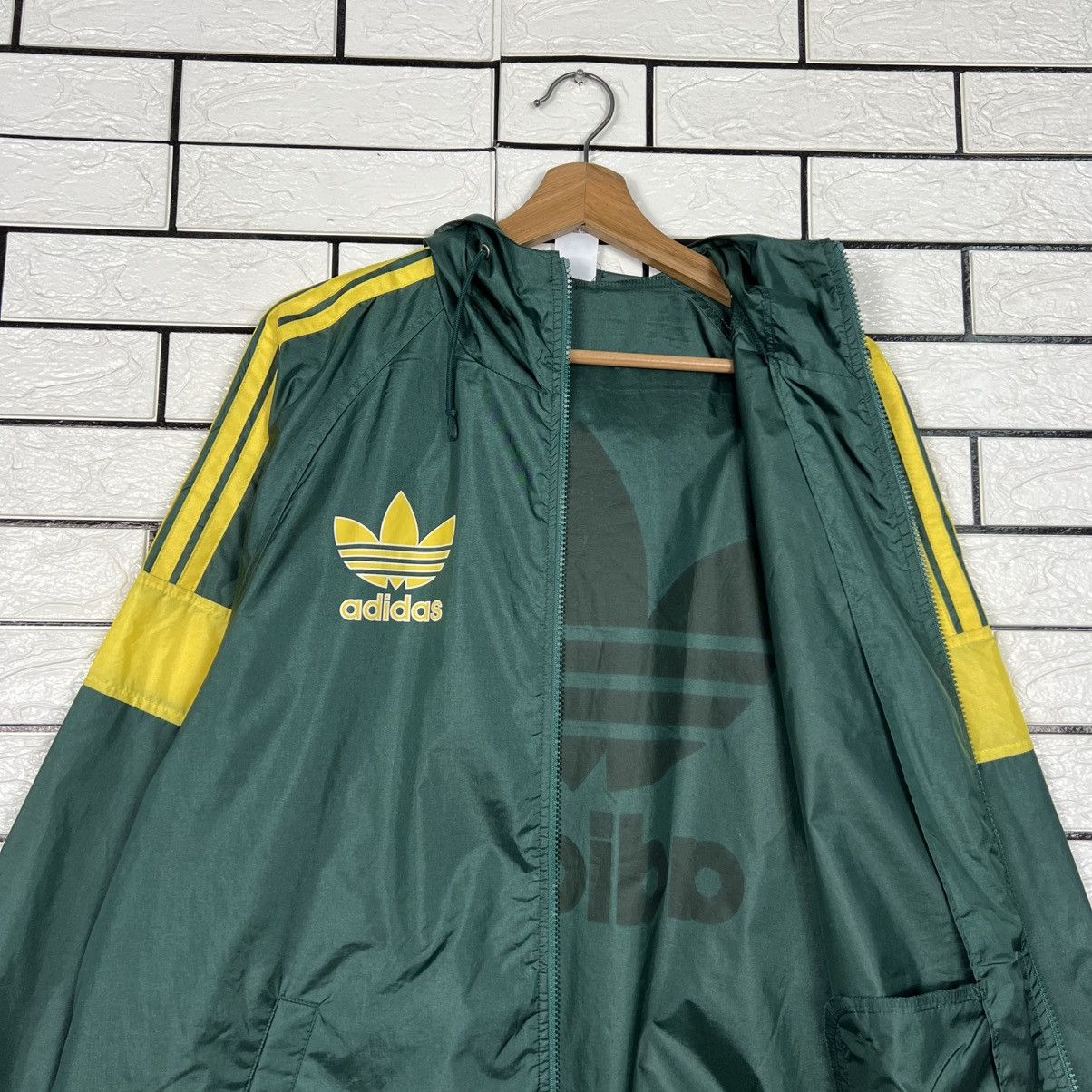 Adidas Vintage ADIDAS Trefoil Big Logo Nylon Jacket #4288-C195 Size US M / EU 48-50 / 2 - 14 Thumbnail