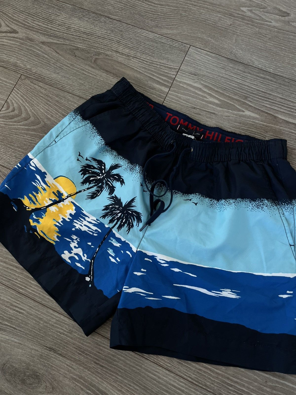 Tommy Hilfiger Tommy Hilfiger Overprinted Bahama Beach Swimming Shorts Size US 30 / EU 46 - 10 Thumbnail