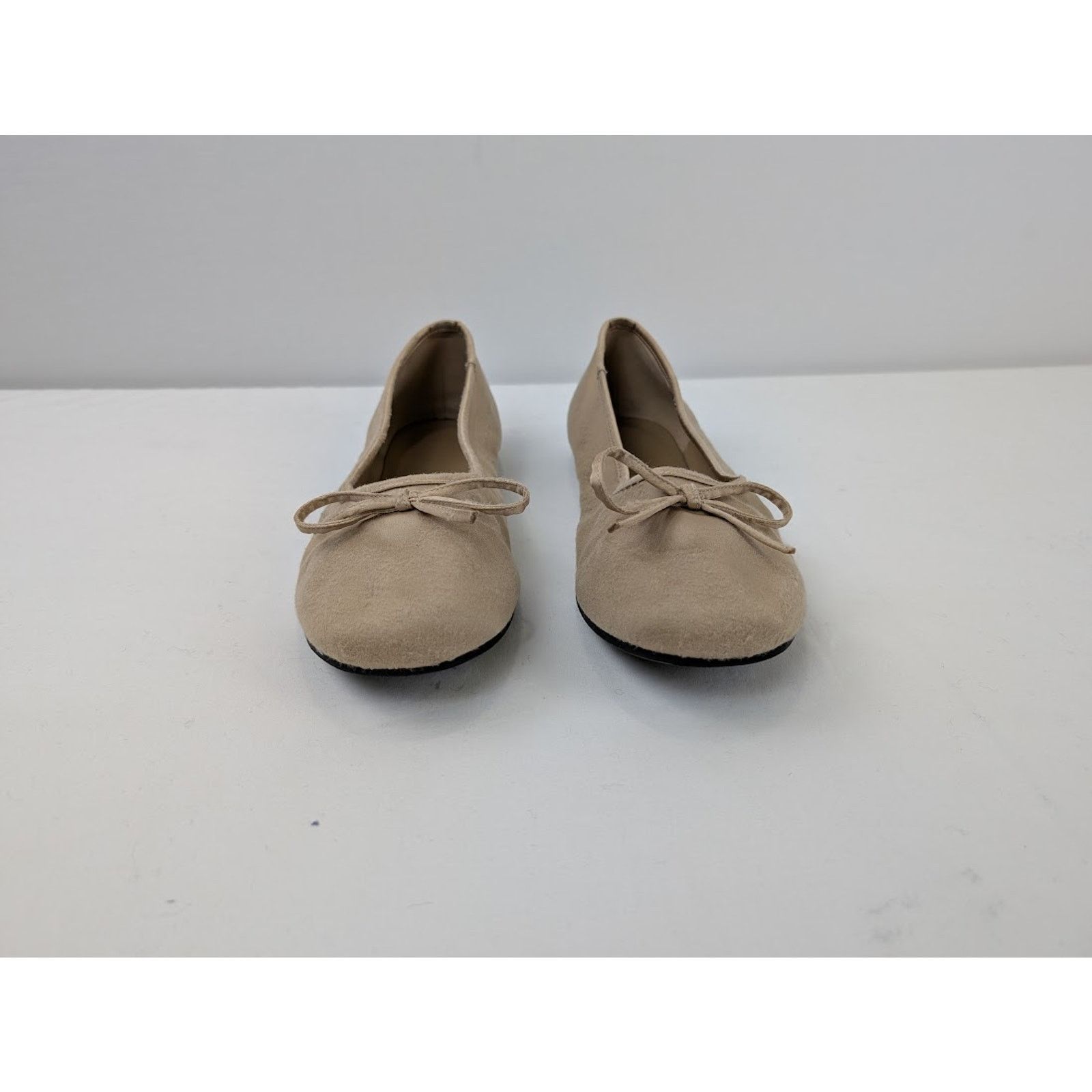 Balenciaga o1rshd1 Leopold Flat Satin Mule Shoe in Light Beige Size US 6 / EU 39 - 12 Thumbnail