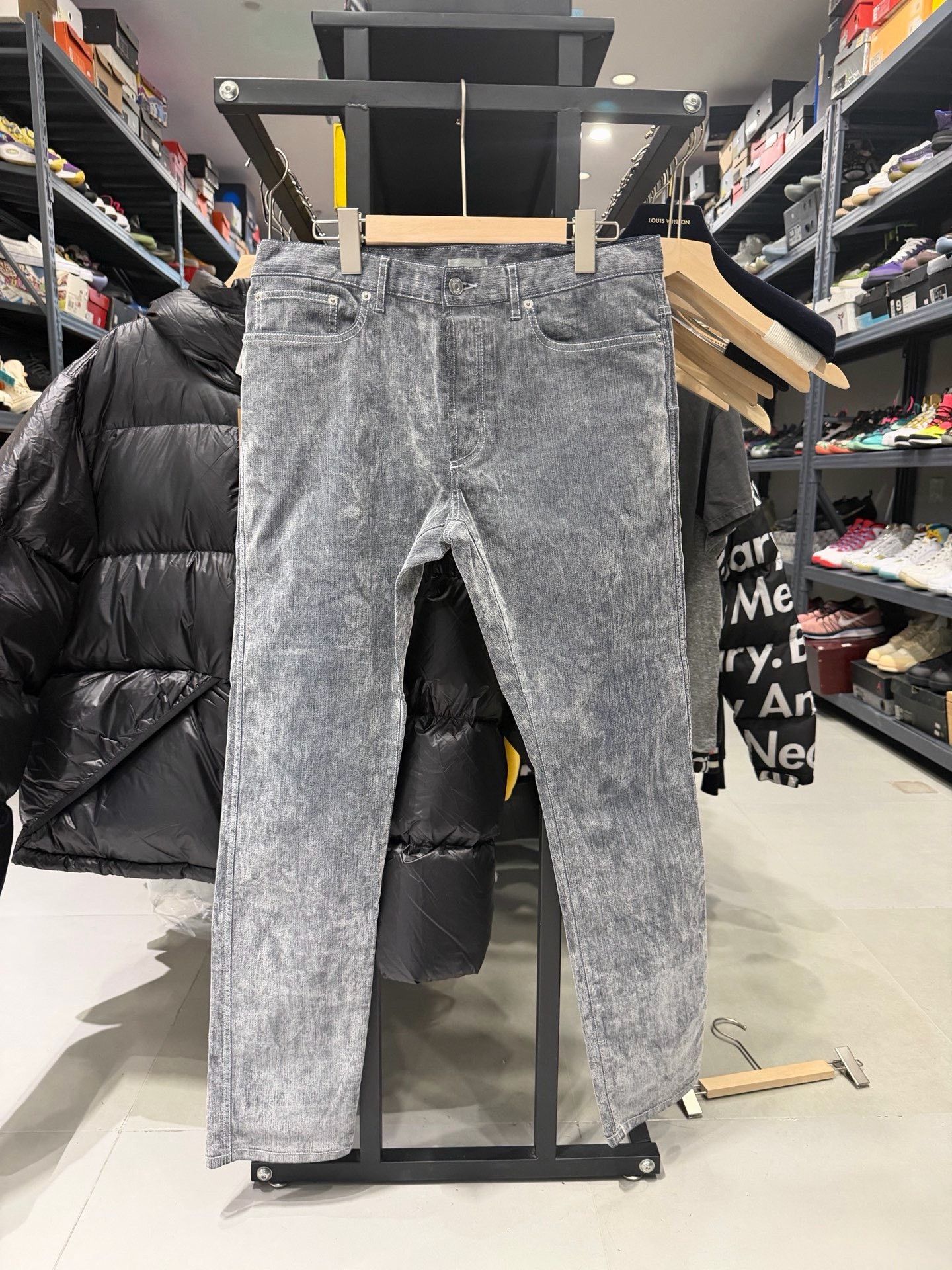 Dior Dior Gray Embroidered Logo Jeans Size US 33 - 1 Thumbnail