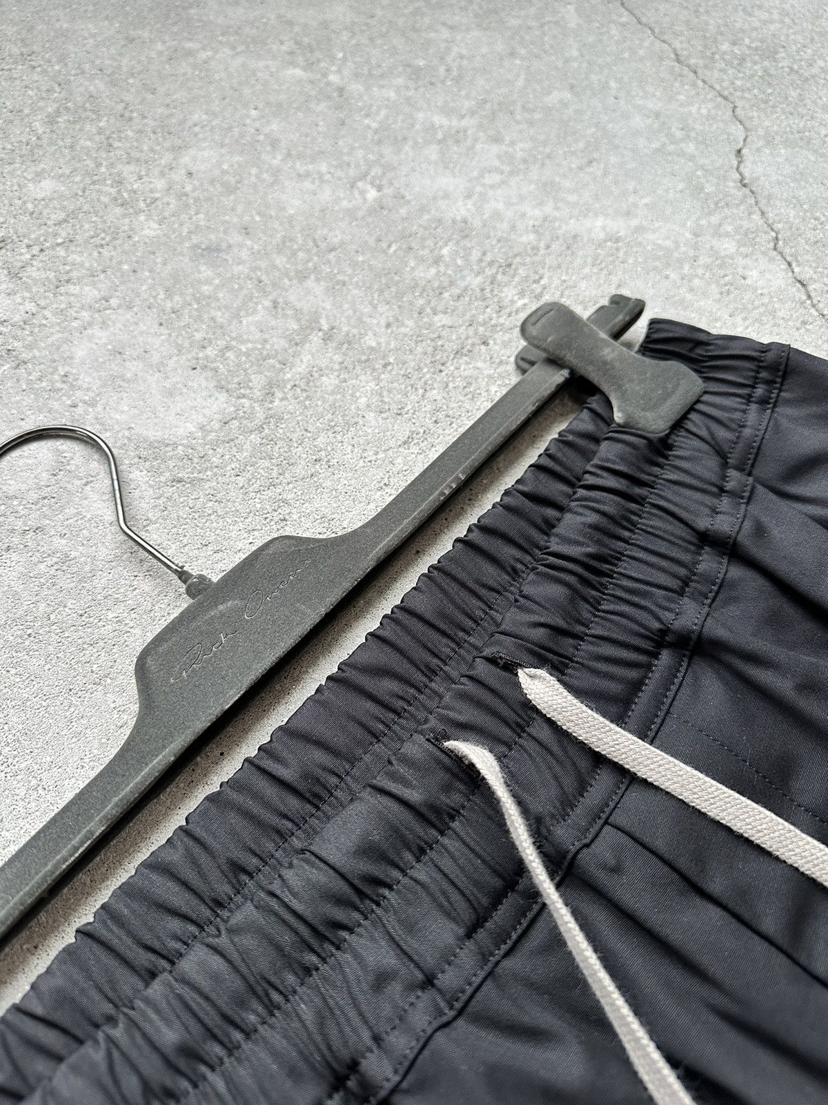 Rick Owens RARE SIZE RICK OWENS CARGO SHORTS Size US 28 / EU 44 - 7 Thumbnail