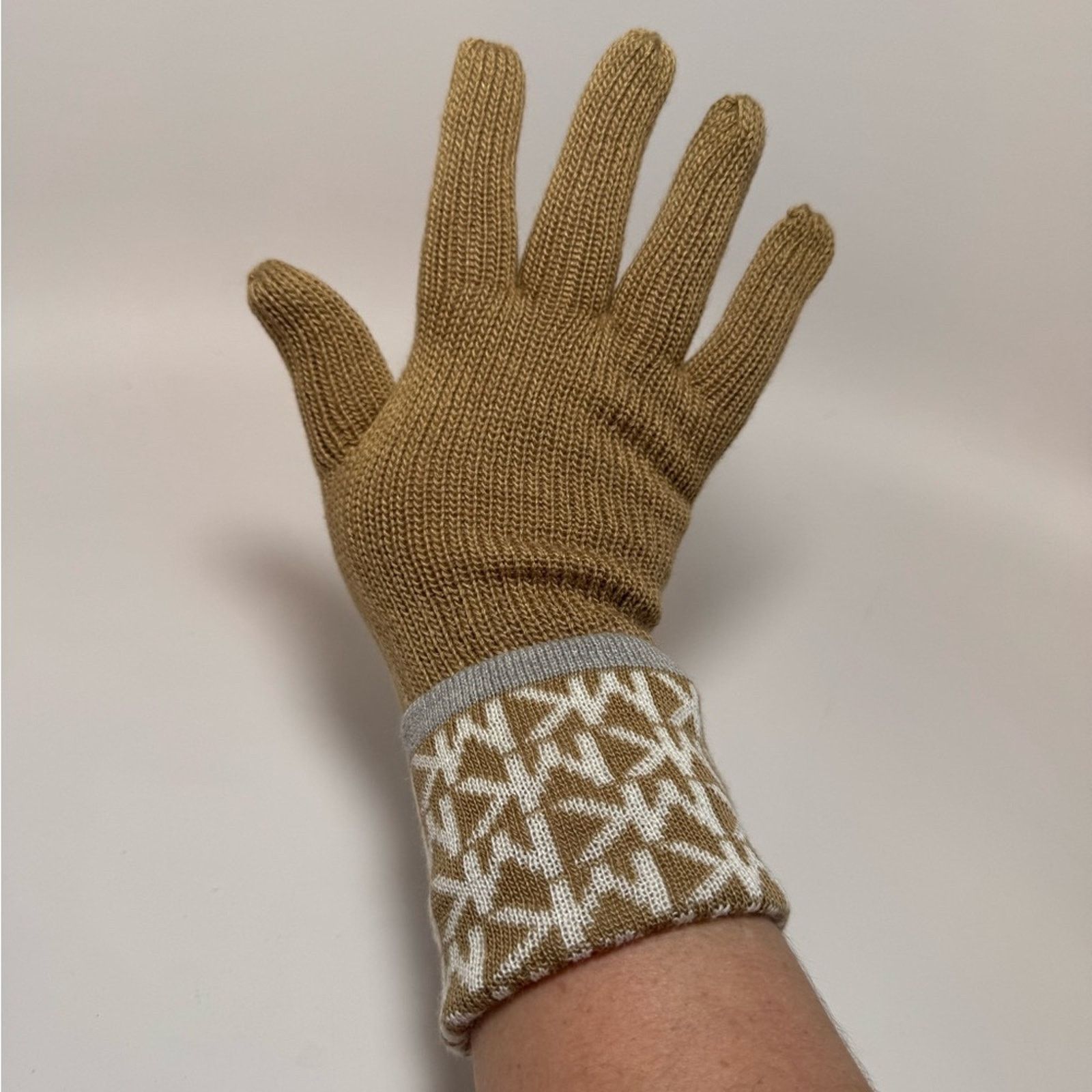 Michael Kors Michael Kors Matching Hat & Gloves Set Brown Gold White Logo Size ONE SIZE - 7 Thumbnail
