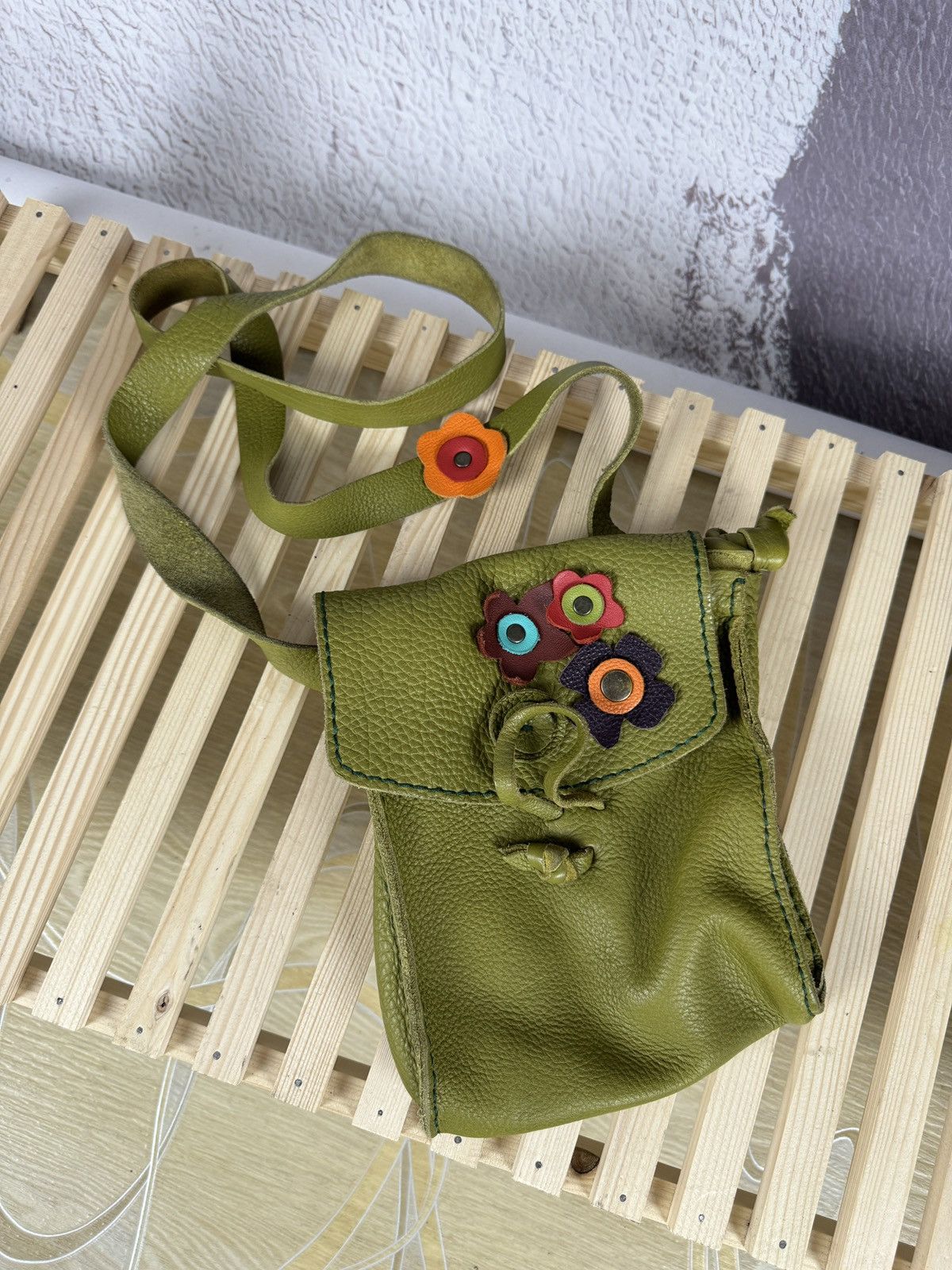 Handmade × Leather × Vintage Vintage Handmade Real Leather khaki shoulder bag flower Size ONE SIZE - 2 Thumbnail