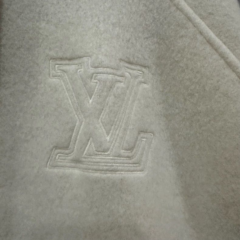 Louis Vuitton Louis Vuitton size 4l Off-white wool logo jacket on chest Size US M / EU 48-50 / 2 - 5 Thumbnail