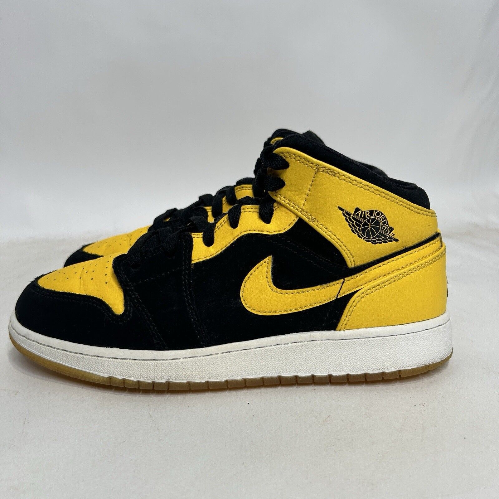 Jordan Brand Nike Shoes Air Jordan 1 Retro Mid GS “New Love” 2017 Size US 8.5 / IT 38.5 - 6 Thumbnail