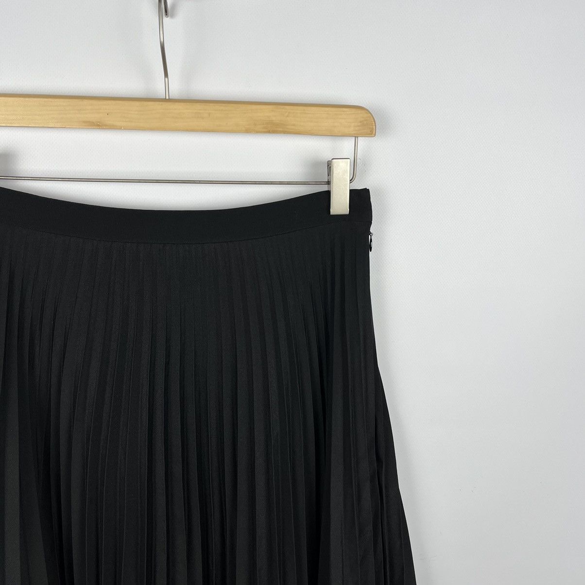 Burberry Ladies Burberry pleated midi skirt Size 28" / US 6 / IT 42 - 2 Thumbnail