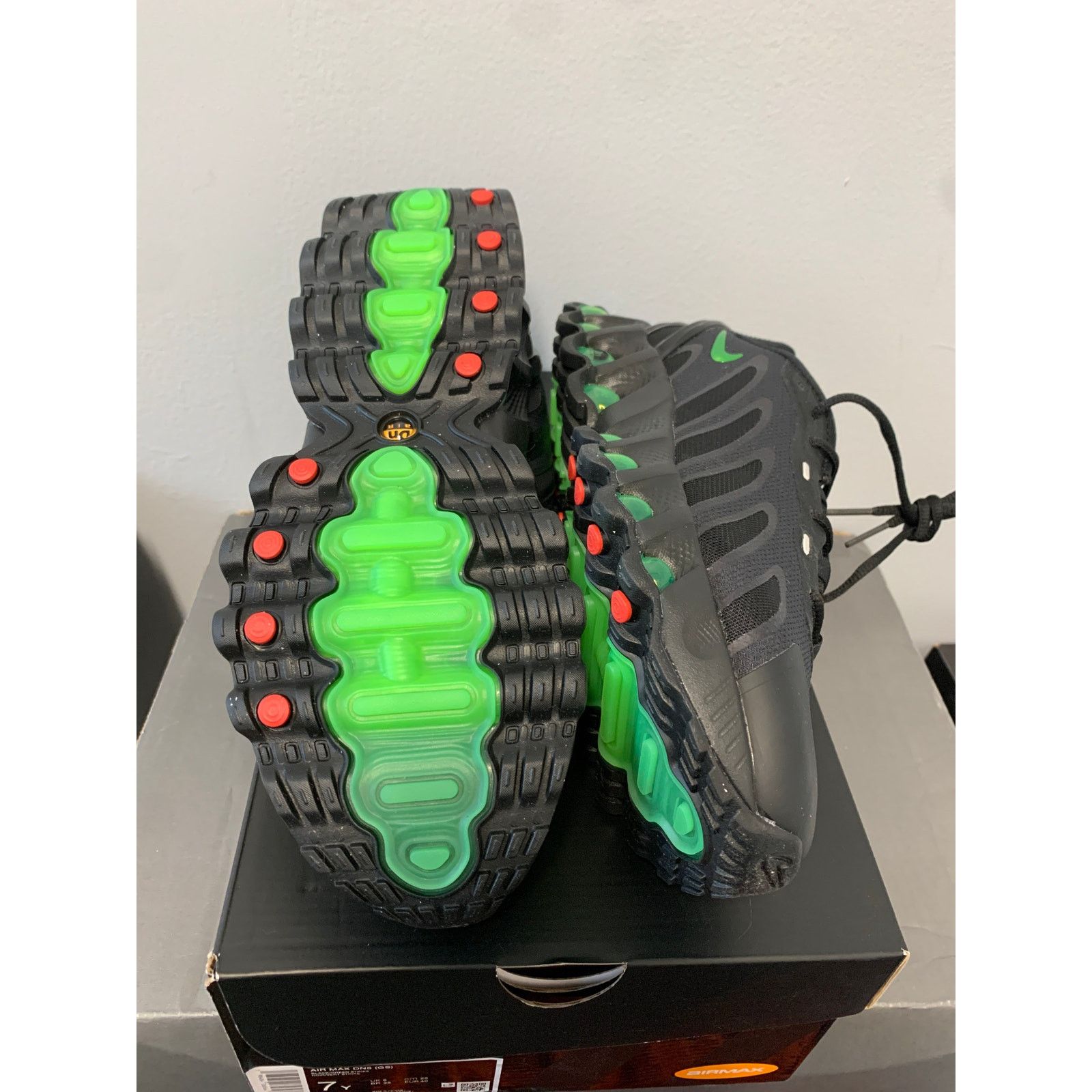 Nike Nike Air Max Dn8 Black Green Strike Dark Smoke Grey Size 7Y Size US 7 / EU 40 - 6 Thumbnail