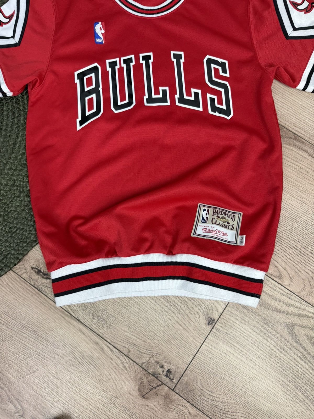 Mitchell & Ness MITCHELL & NESS CHICAGO BULLS SHOOTING SHIRT 1987-88 Size US S / EU 44-46 / 1 - 4 Thumbnail