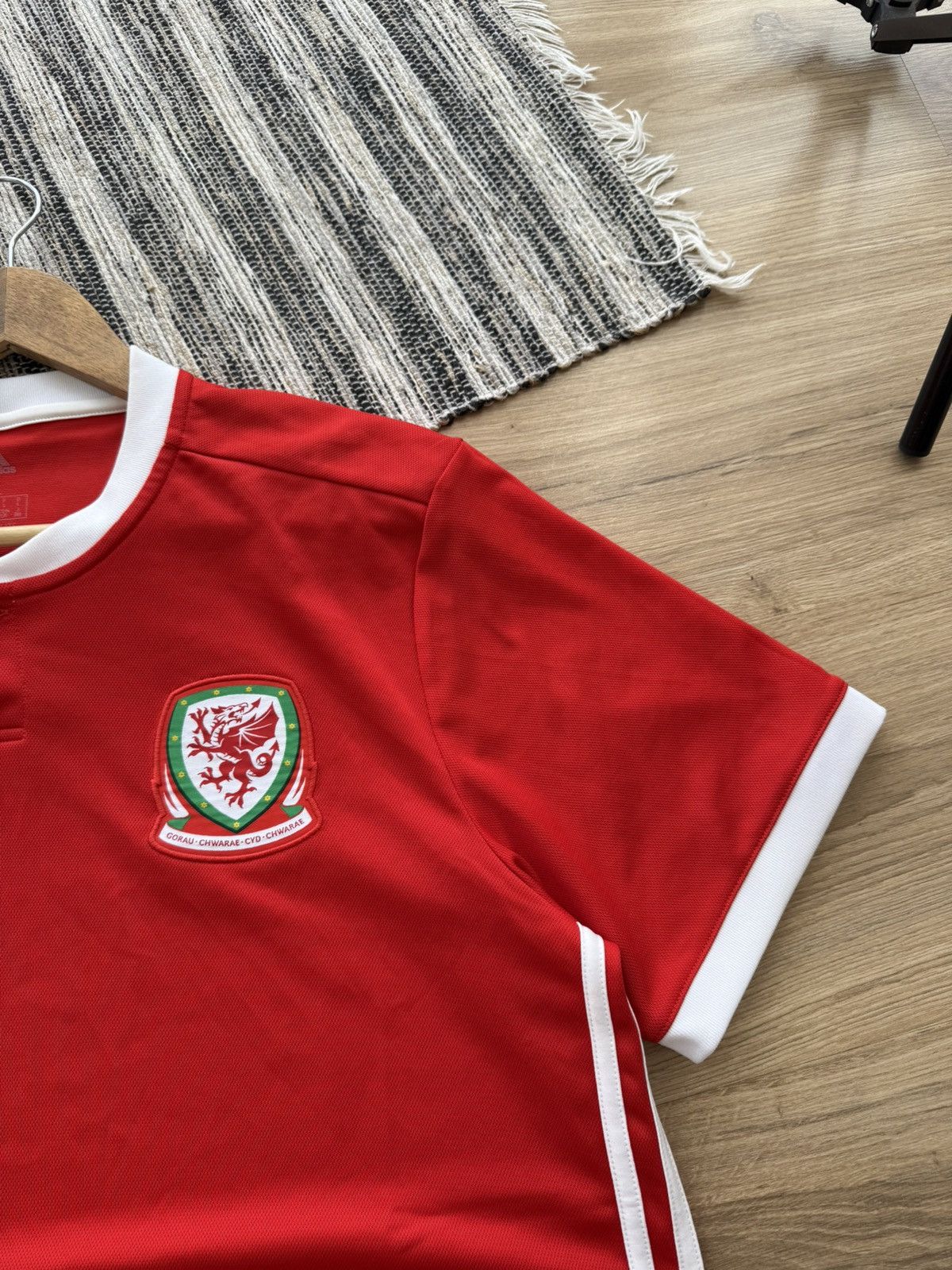 Adidas WALES 2018 2019 HOME FOOTBALL SHIRT SOCCER JERSEY ADIDAS Size US L / EU 52-54 / 3 - 5 Thumbnail