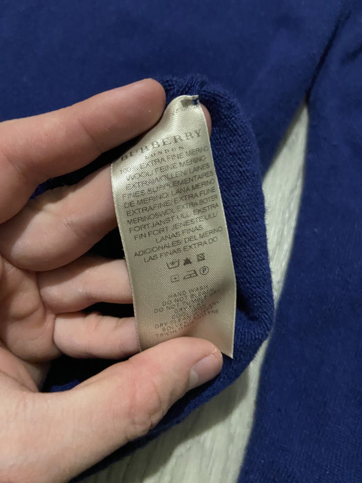 Burberry Burberry London V-neck Merino Wool Sweater Size M Navy Blue Size US M / EU 48-50 / 2 - 6 Thumbnail
