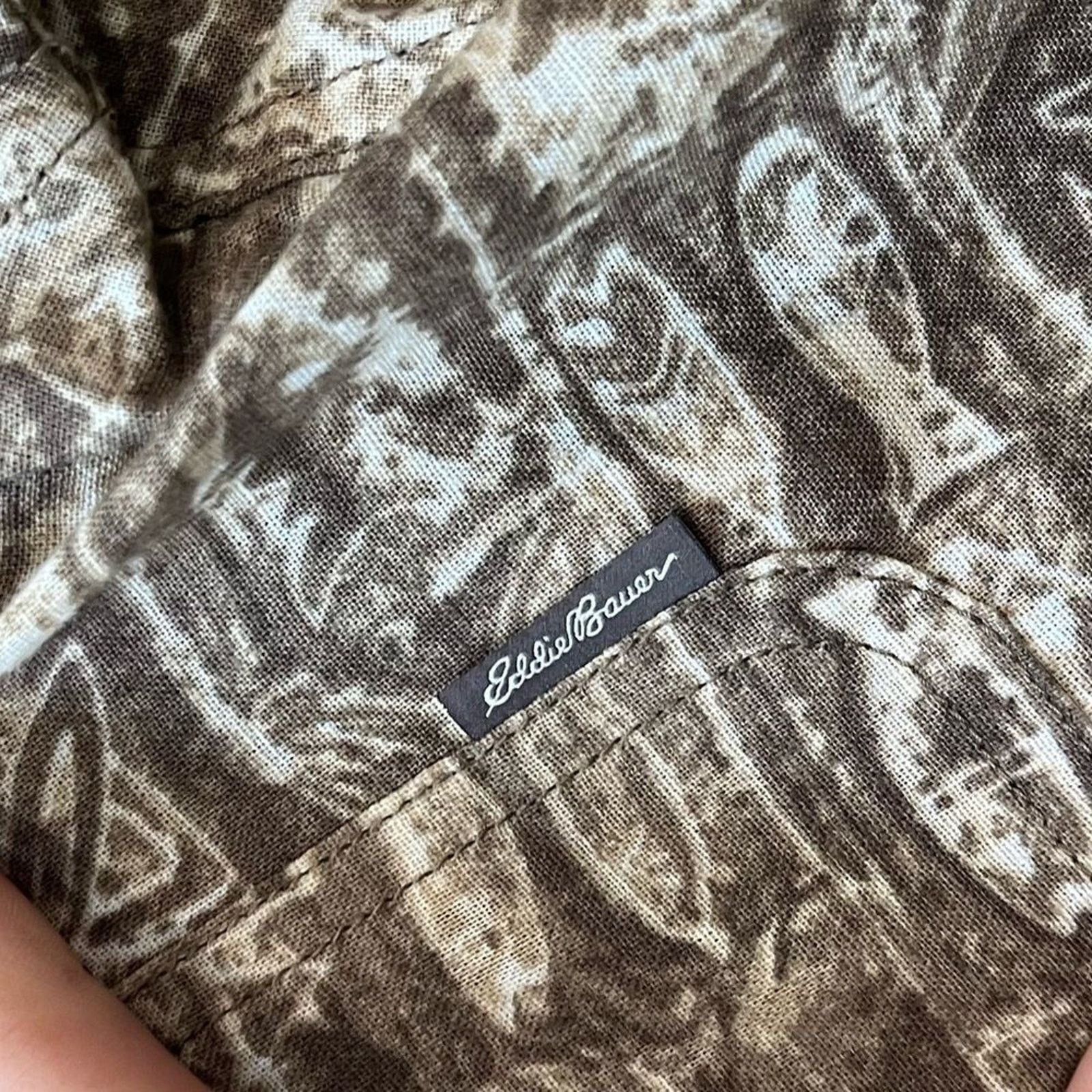 Eddie Bauer NWOT Eddie Bauer Brown White Fish Button Front Size M Size US M / EU 48-50 / 2 - 2 Thumbnail