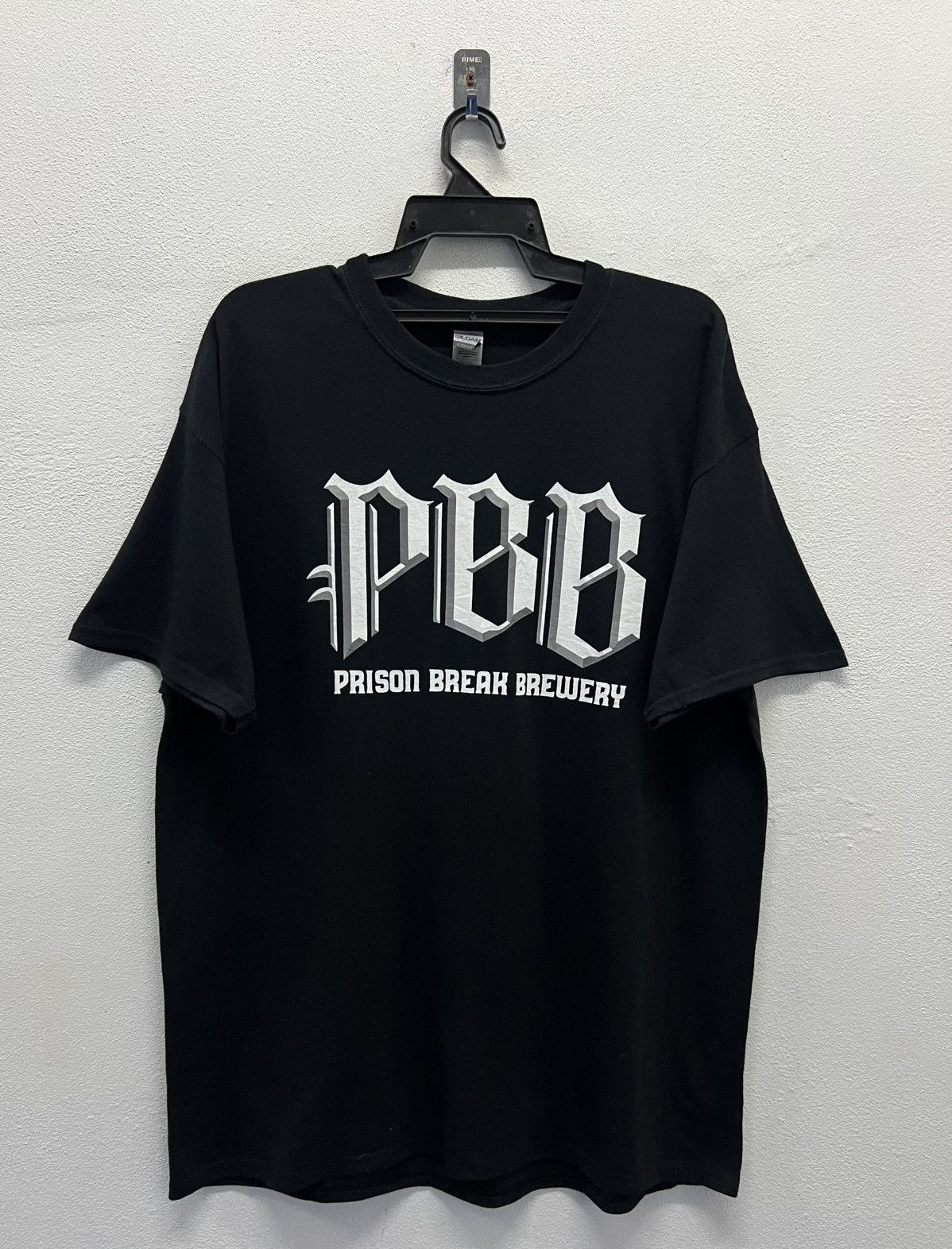 Gildan × Vintage VINTAGE GILDAN PBB PRISON BREAK BREWERY SHIRT Size US XL / EU 56 / 4 - 1 Thumbnail