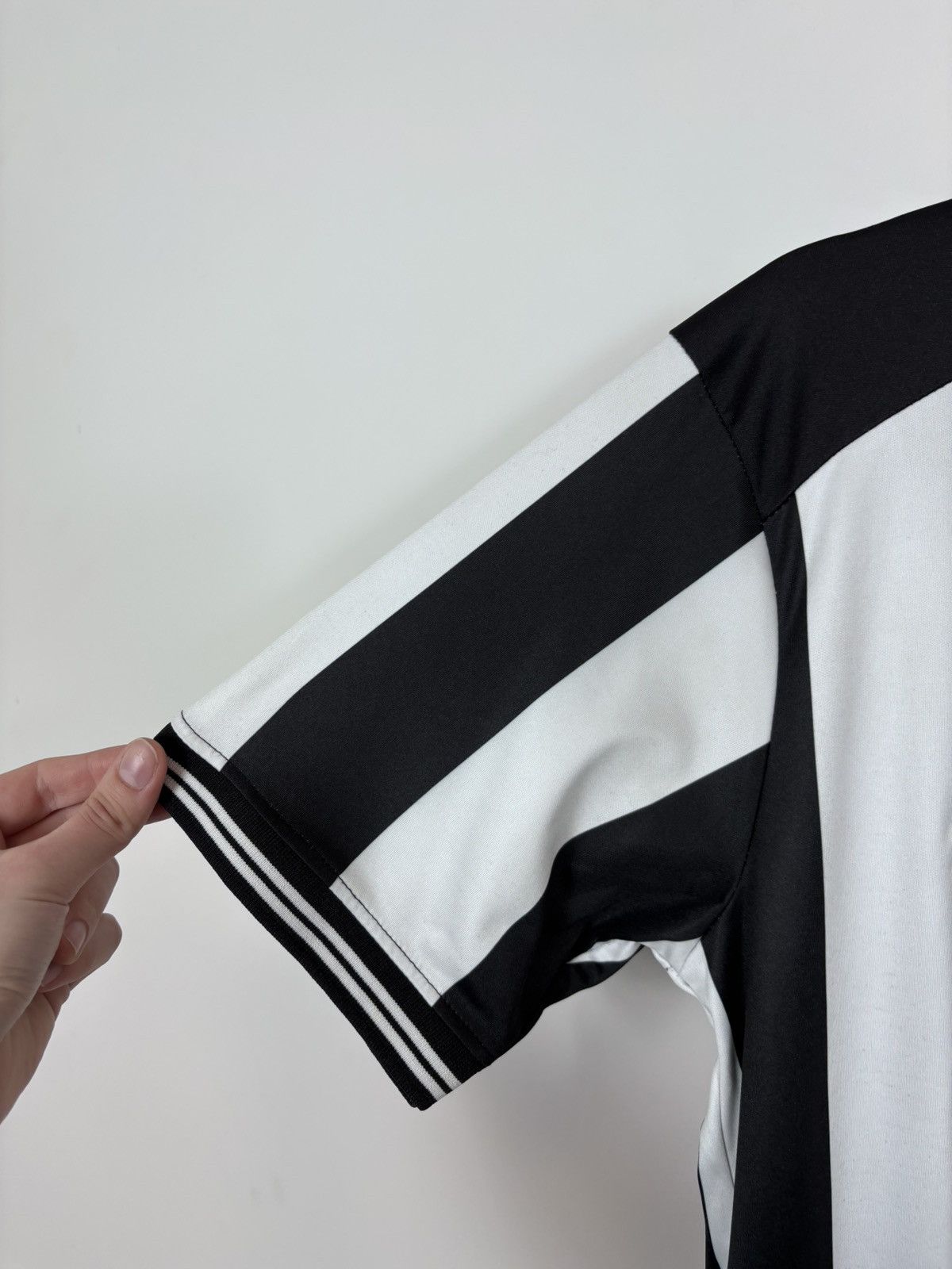 Castore Newcastle United 2023/2024 Home Isak #14 Soccer Jersey Size US M / EU 48-50 / 2 - 10 Thumbnail