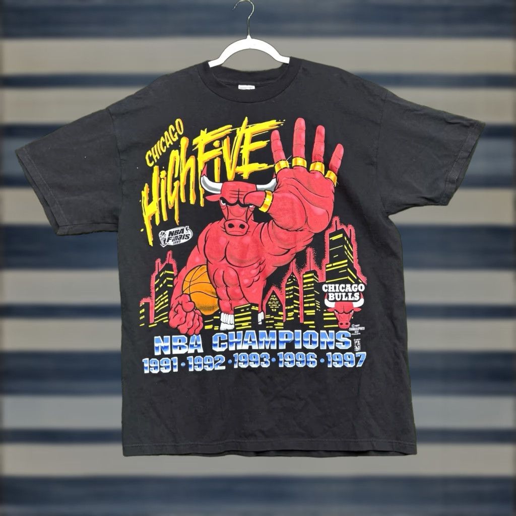 Vintage VINTAGE Chicago Bulls 1997 Championship Shirt Mens XL High Five Michael Jordan T-Shirt Crew Neck Short Sleeve Black Cotton 90s Mens Size US XL / EU 56 / 4 - 1 Thumbnail