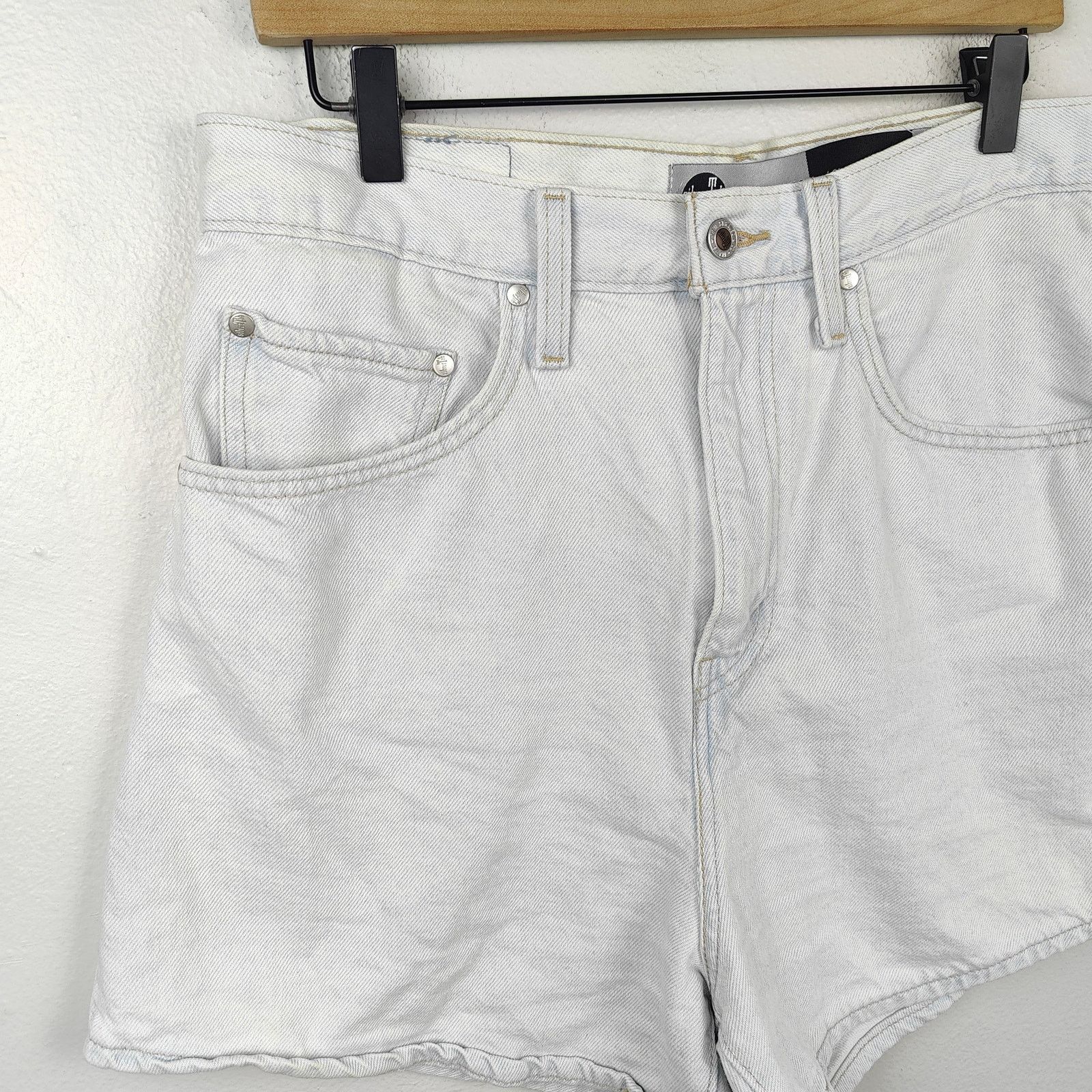 Levi's Levi's Silver Tab Mom Shorts Shorts Womens 30 Light Wash Size 30" / US 8 / IT 44 - 2 Thumbnail