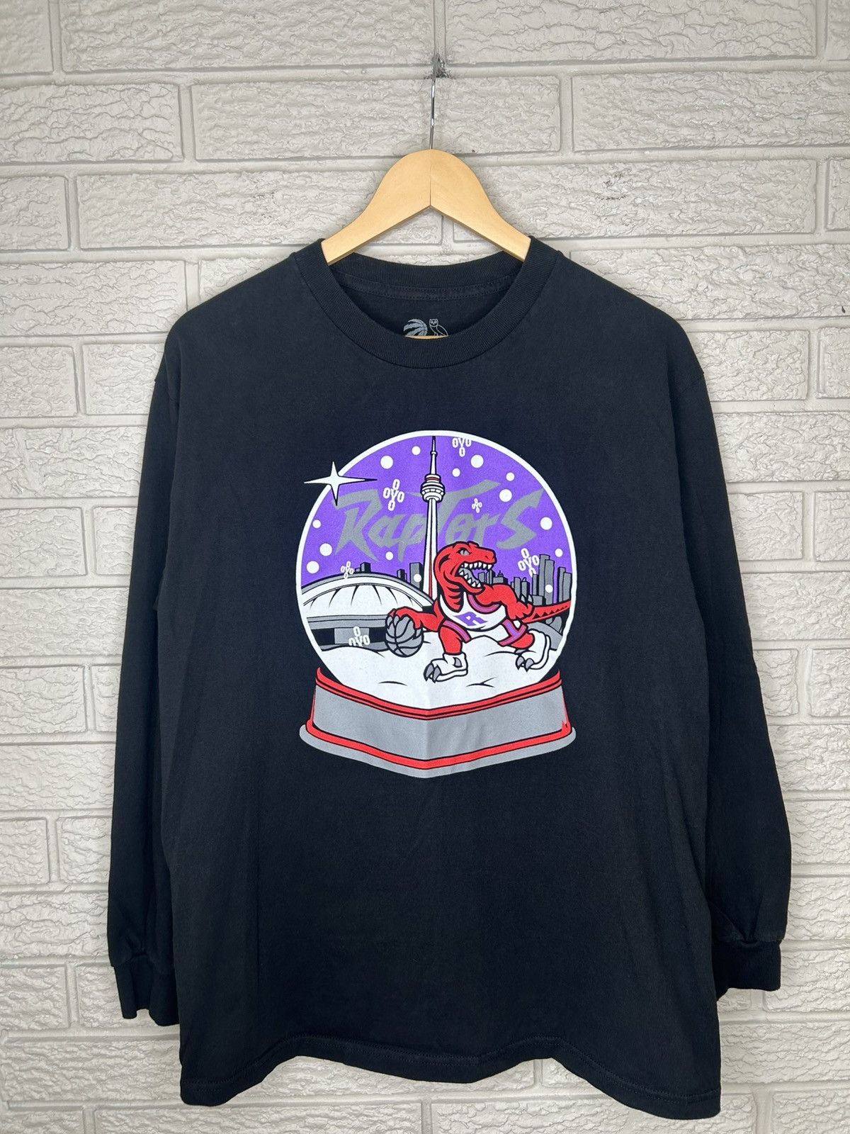 NBA × October's Very Own OVO Toronto Raptors Christmas Day Snow Globe Long Sleeve Size US L / EU 52-54 / 3 - 1 Thumbnail