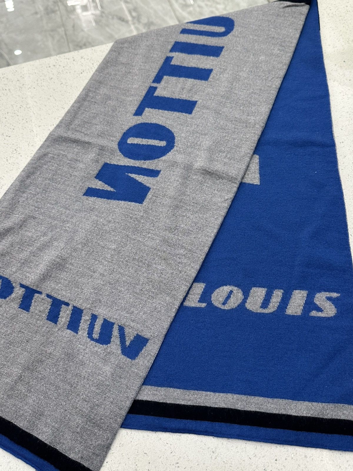Louis Vuitton Louis Vuitton Blue Grey Scarf Reversible Size ONE SIZE - 3 Thumbnail