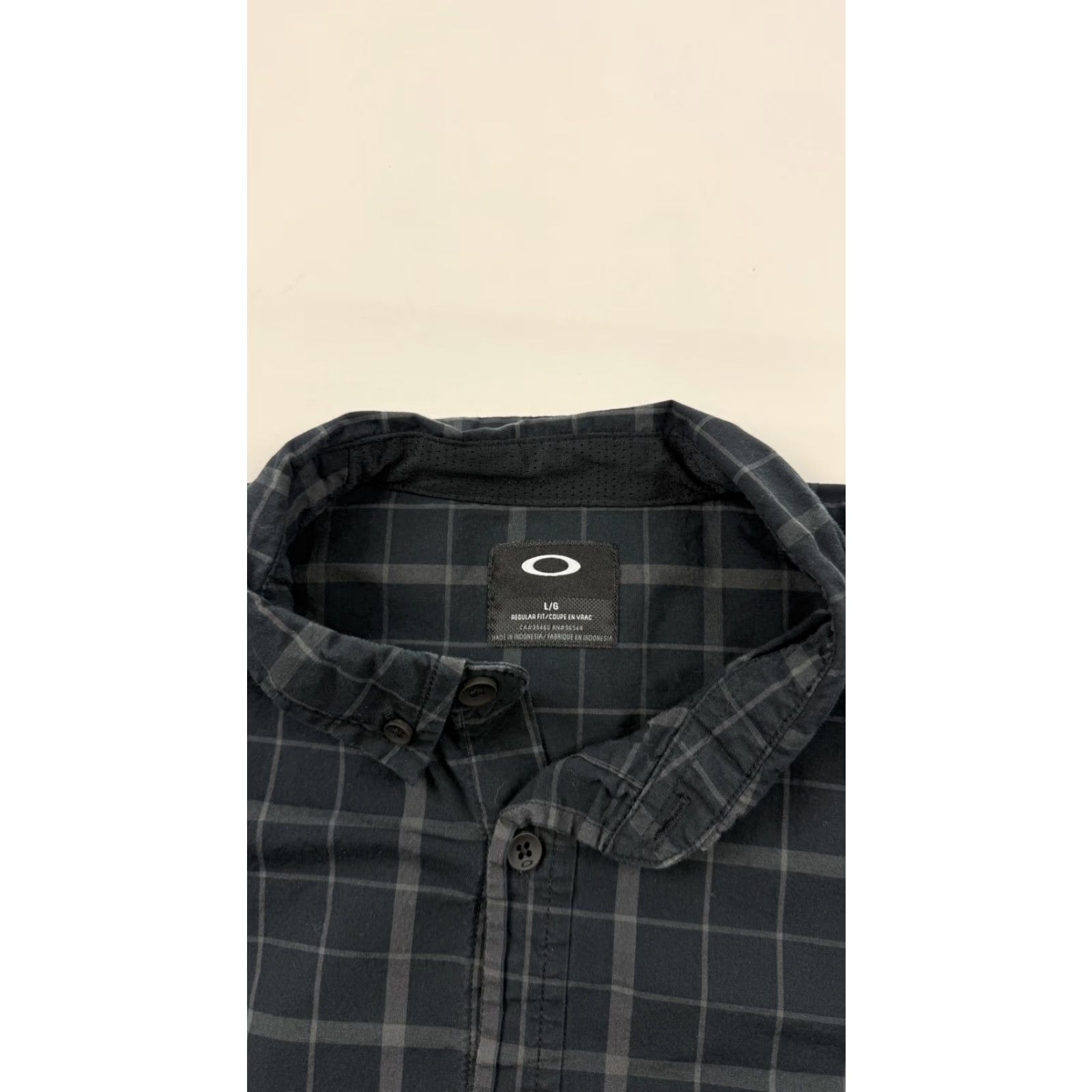 Oakley VINTAGE? Wait no. The item isn't vintage. Oakley Shirt Mens Large Black Gray Plaid Short Sleeve Button Down Regular Fit Size US L / EU 52-54 / 3 - 5 Thumbnail