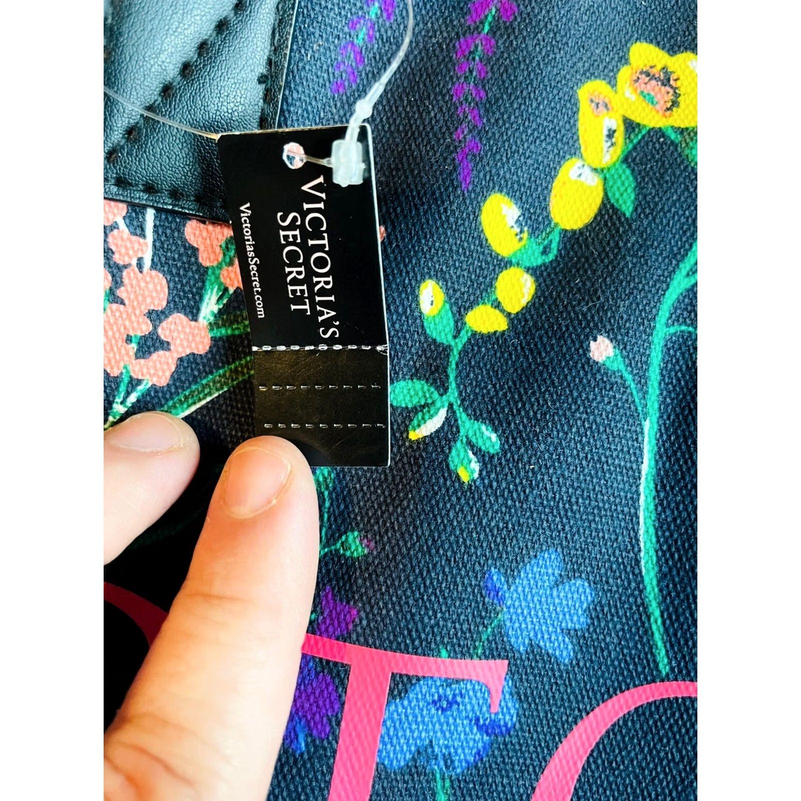 Victoria's Secret Victoria's Secret Weekender Tote Women's Floral NWT Blue Flowers Travel Bag, LG, Multicolor Linen/Cotton Canvas, Zip Closure, 25x13x7 in Size ONE SIZE - 6 Thumbnail