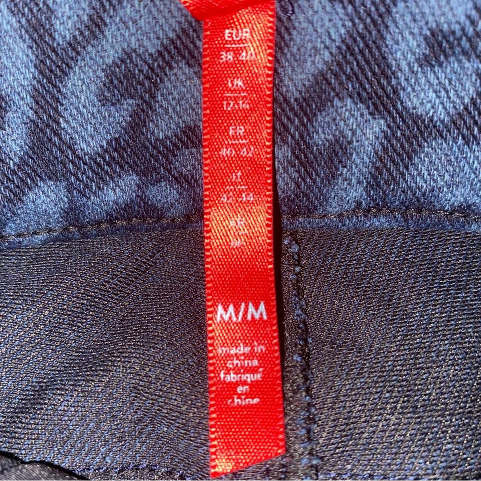 Spanx SPANX $99 Jeanish Legging Blue Denim Leopard MED EUC Size 30" / US 8 / IT 44 - 9 Thumbnail