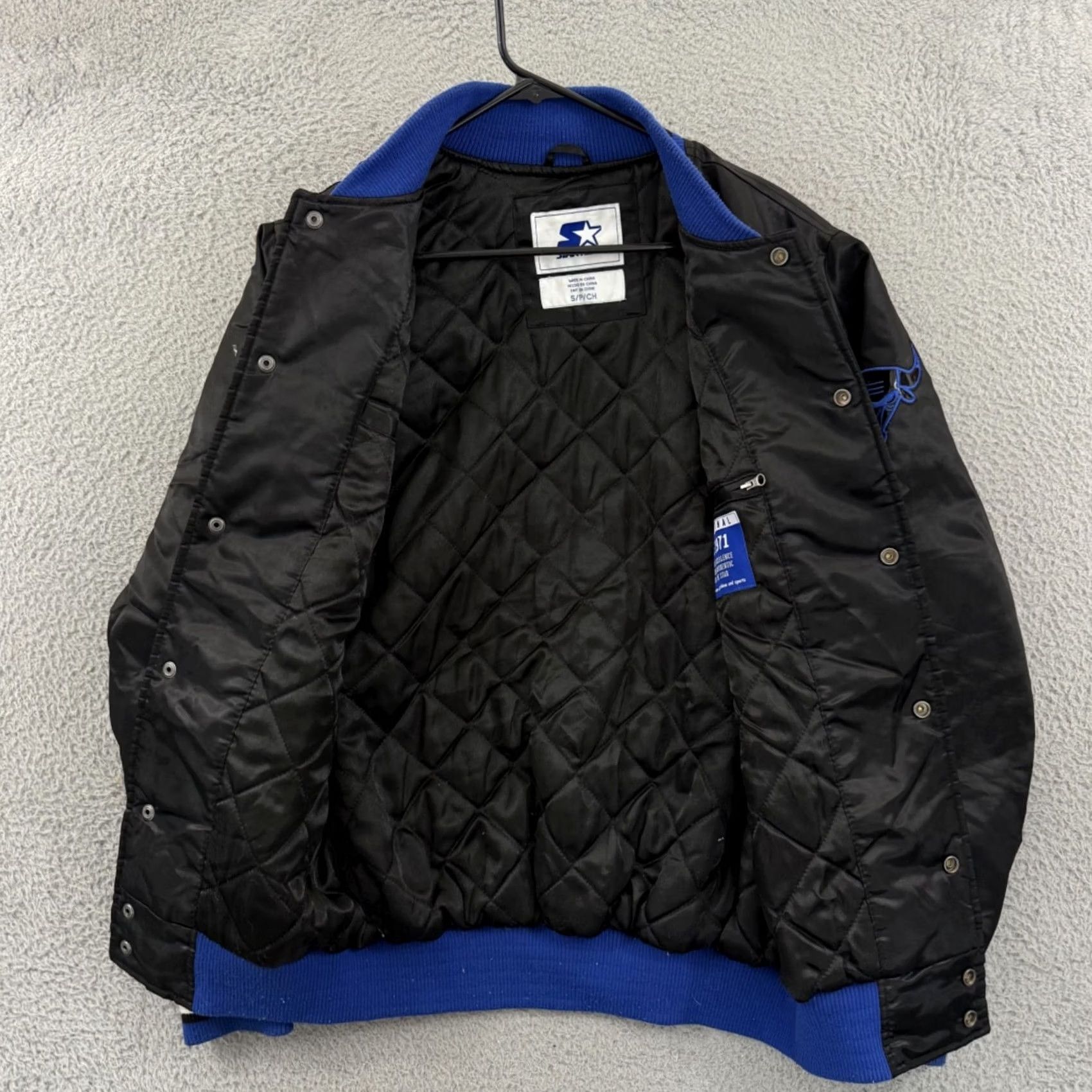 Starter VINTAGE Starter Chicago Bulls Bomber Jacket Mens Small Black Satin 90s NBA City logo Regular Mens Size US S / EU 44-46 / 1 - 6 Thumbnail