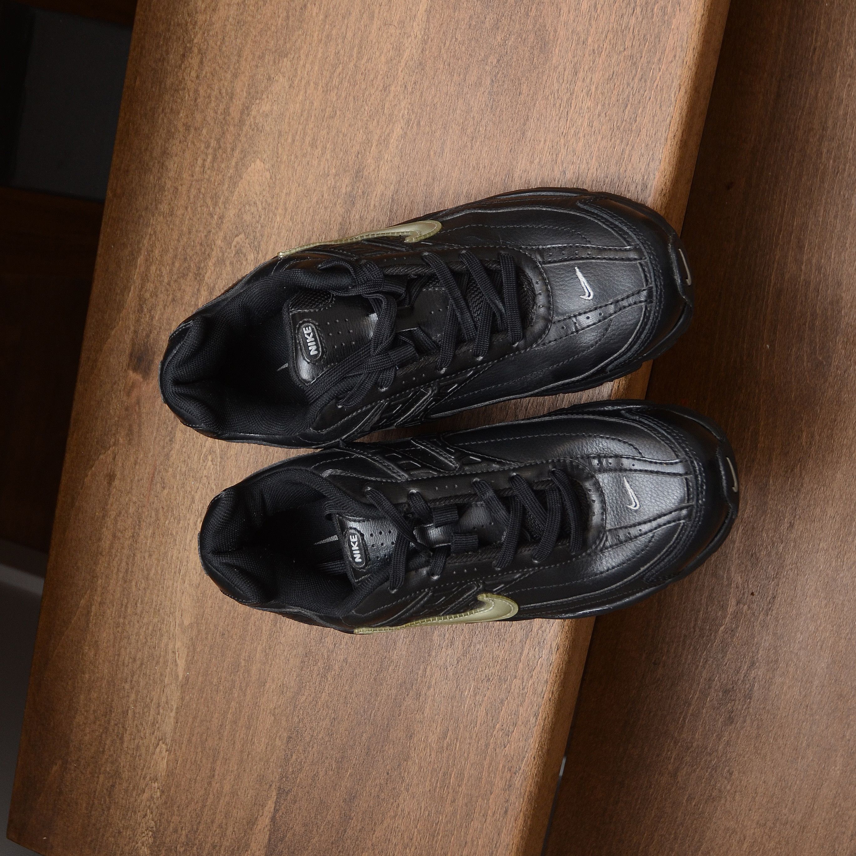 Nike Rare Nike Black Trainers UK 3.5 US 4Y Sneakers Silver Swoosh Size US 6 / IT 36 - 10 Thumbnail
