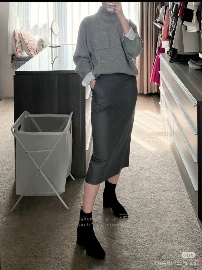 Brunello Cucinelli Brunello Cucinelli Gray Sequin Sweater Size S / US 4 / IT 40 - 1 Thumbnail