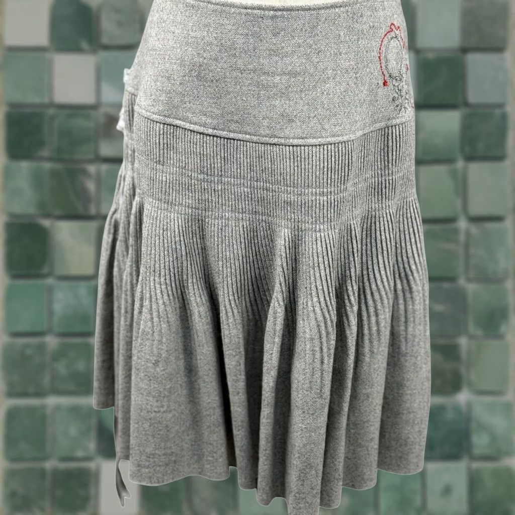 Oilily VINTAGE Oilily Skirt Wool Blend Knit Pleated Embroidered Heart Lined Side Zipper Gray 21" Knee Length Adults Womens Size 30" / US 8 / IT 44 - 1 Thumbnail