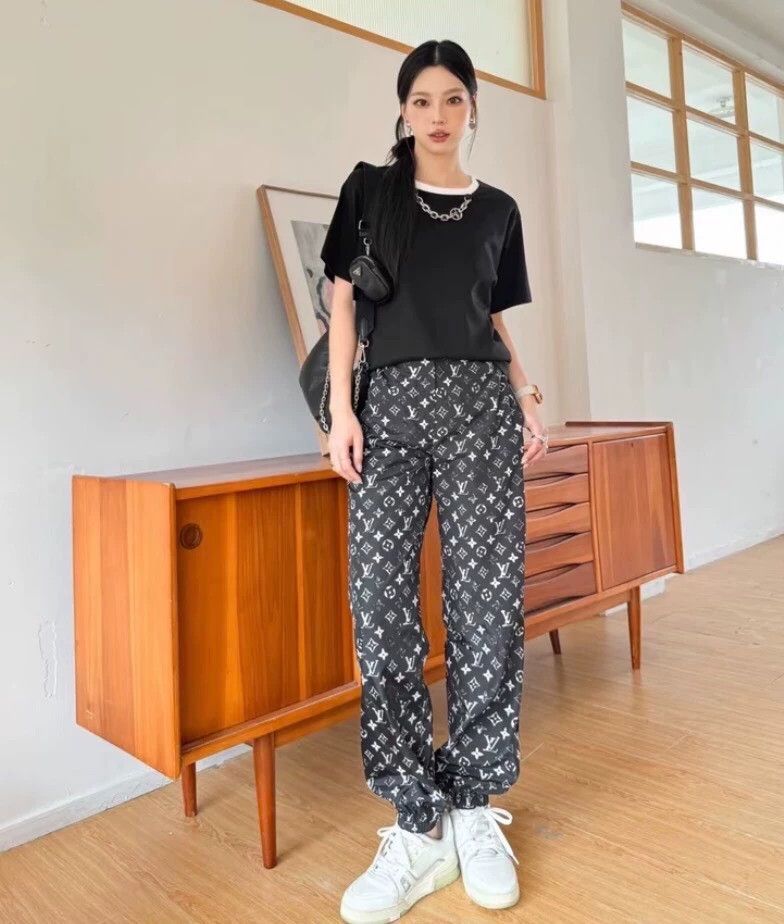Louis Vuitton Louis Vuitton Black logo, full print, leggings, slacks pan Size US 42 / EU 58 - 8 Thumbnail