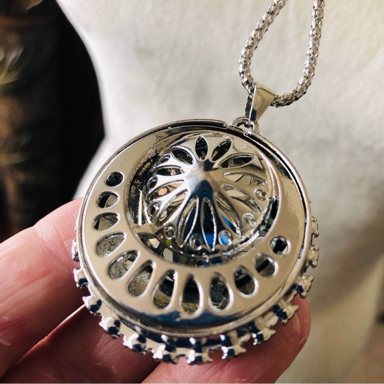 Jewelry Faceted round royal blue stone medallion amulet necklace Size ONE SIZE - 4 Thumbnail
