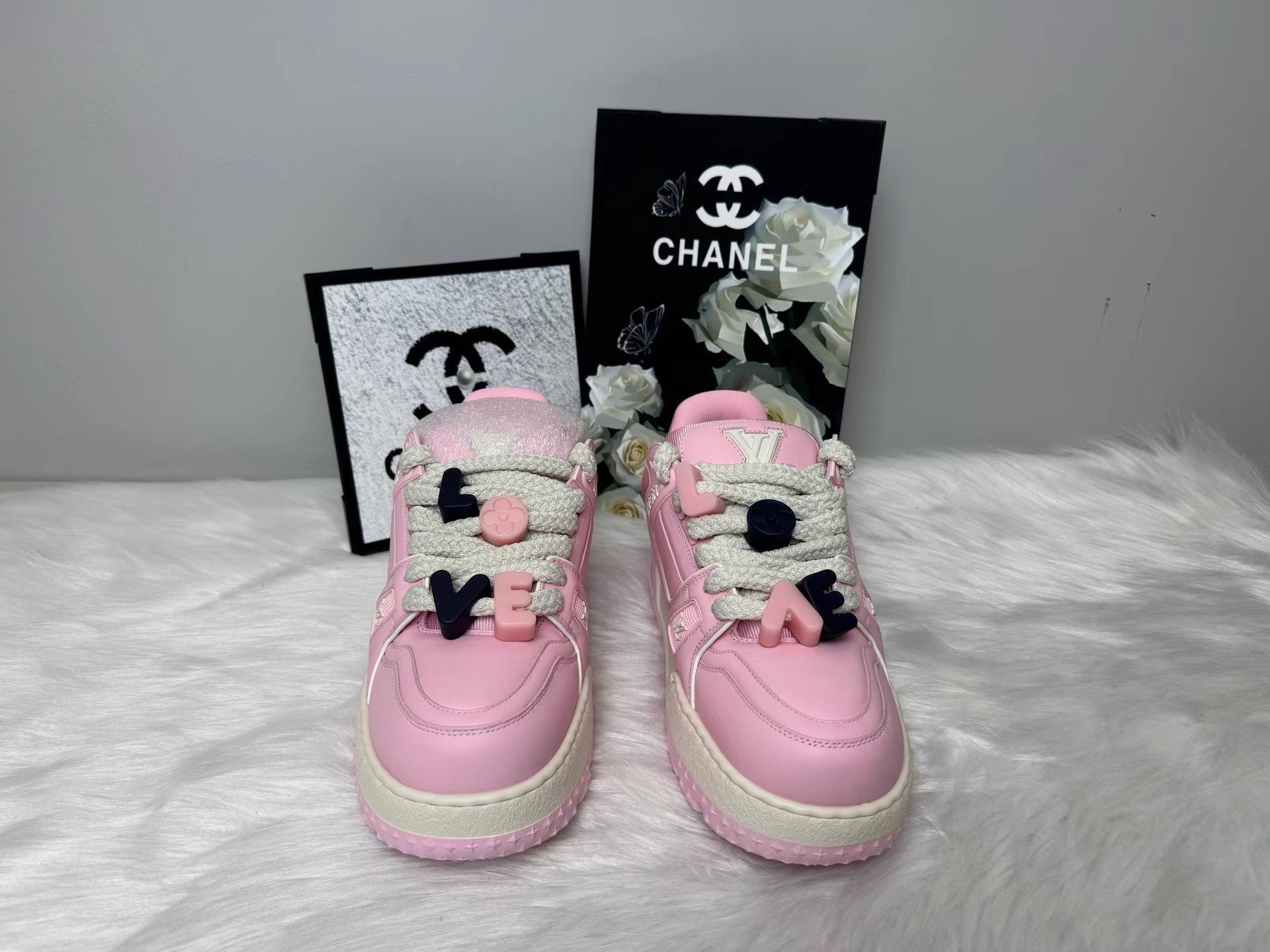 Louis Vuitton Louis Vuitton Trainer Maxi LOVE Logo Low Top Sneakers K36 Size US 8 / EU 41 - 2 Thumbnail