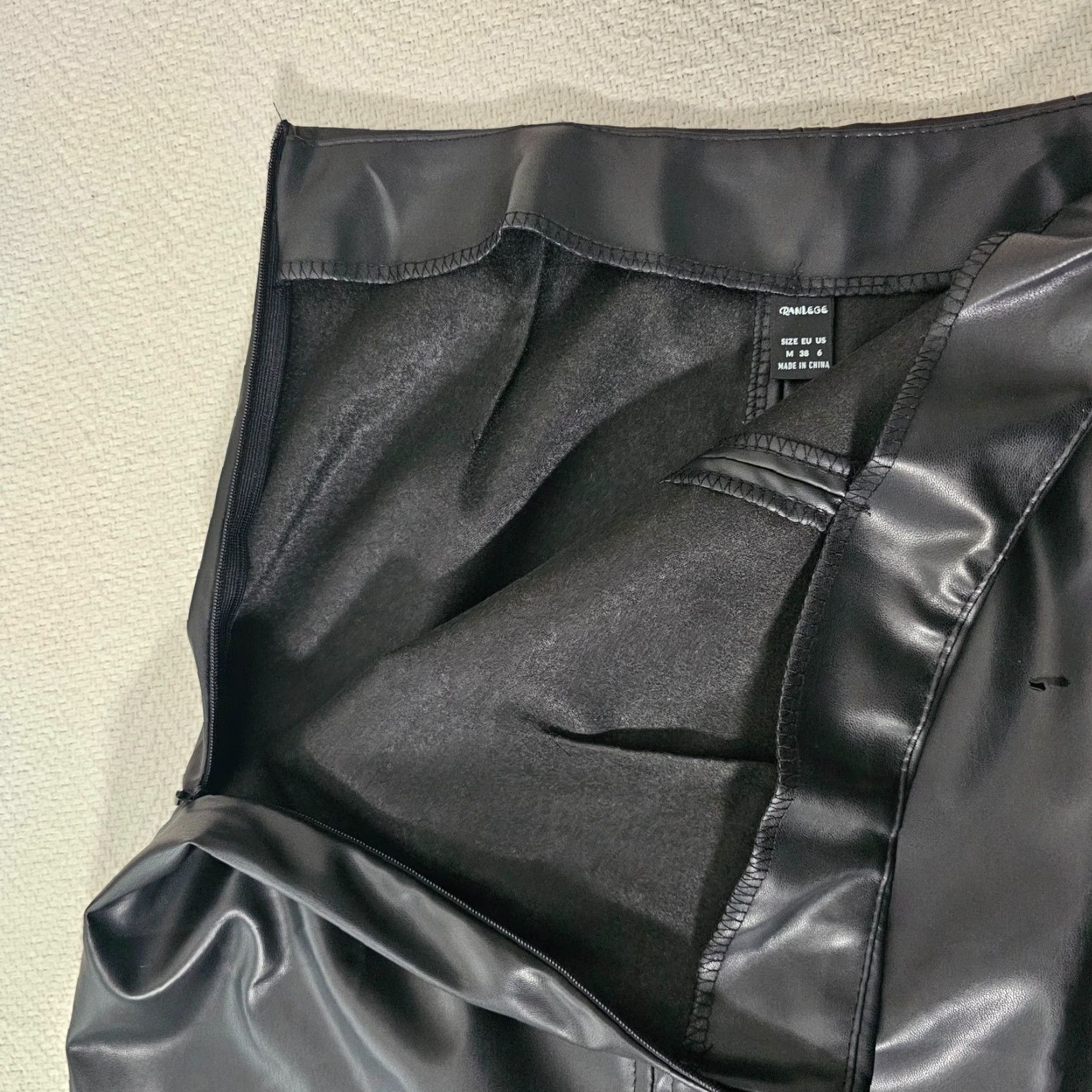 Vintage RANLEGE Skirt Women Size M Black Faux Leather Side Zipper Split Bottom Size 32" / US 10 / IT 46 - 4 Thumbnail