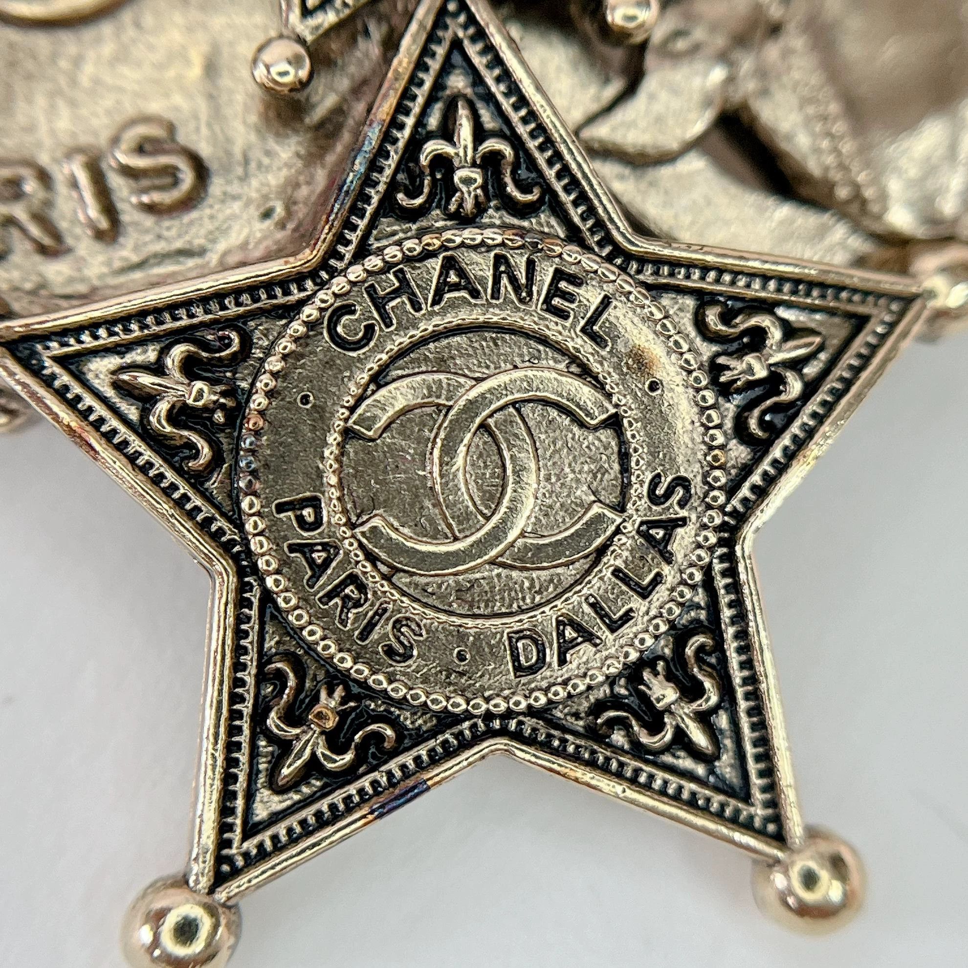 Chanel Chanel Dallas Portrait Shield Brooch 0660 Size ONE SIZE - 5 Thumbnail