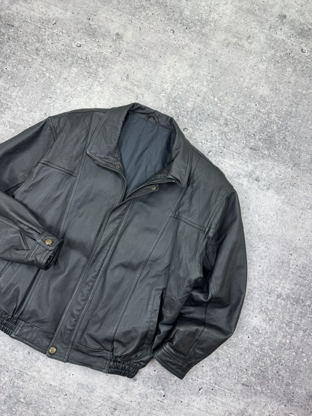 Vintage Vintage Genuine Leather Classic Bomber Leather Jacket Size L Size US L / EU 52-54 / 3 - 5 Thumbnail