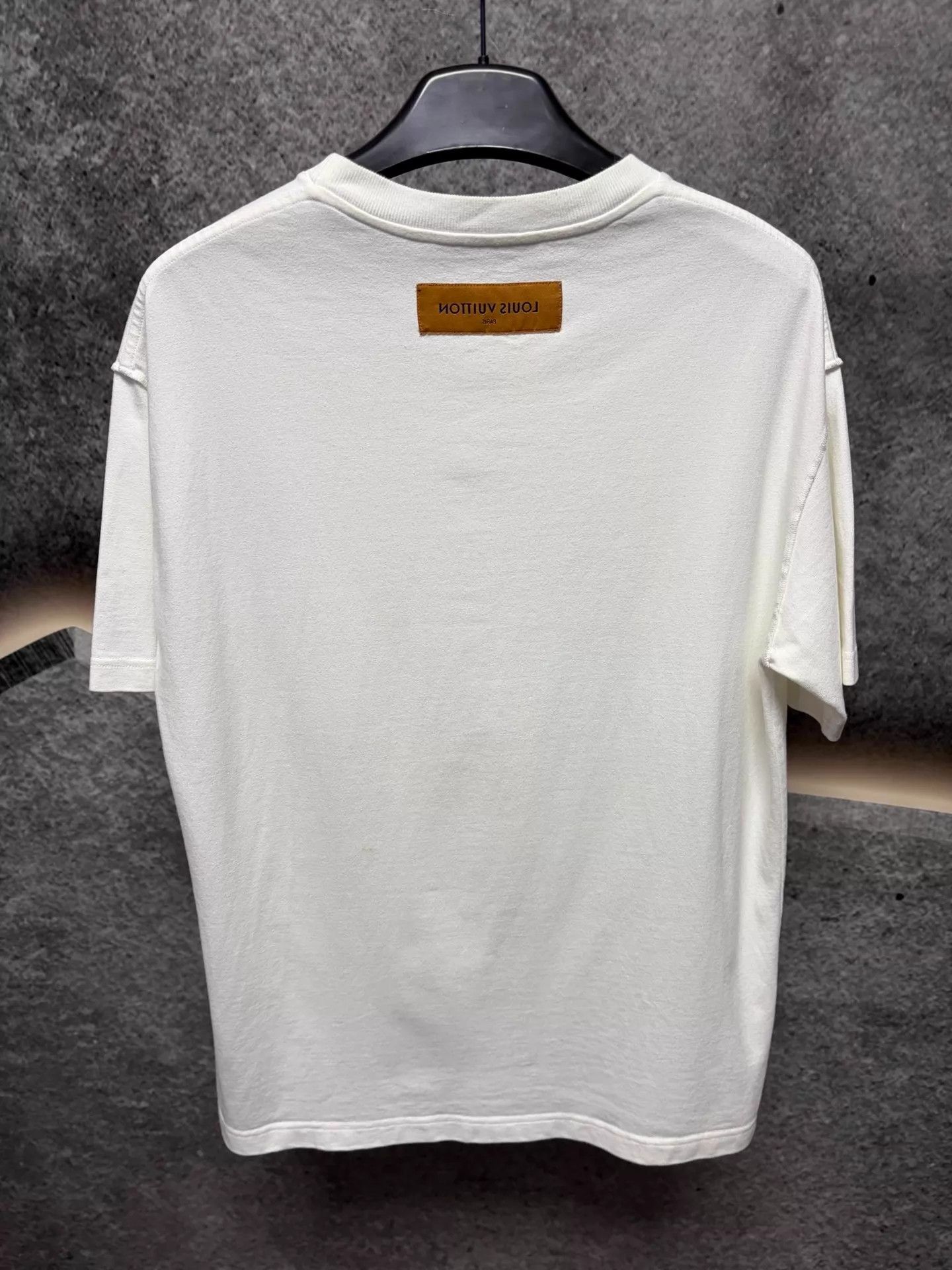 Louis Vuitton LV white short sleeve tee L like new Size US L / EU 52-54 / 3 - 2 Thumbnail