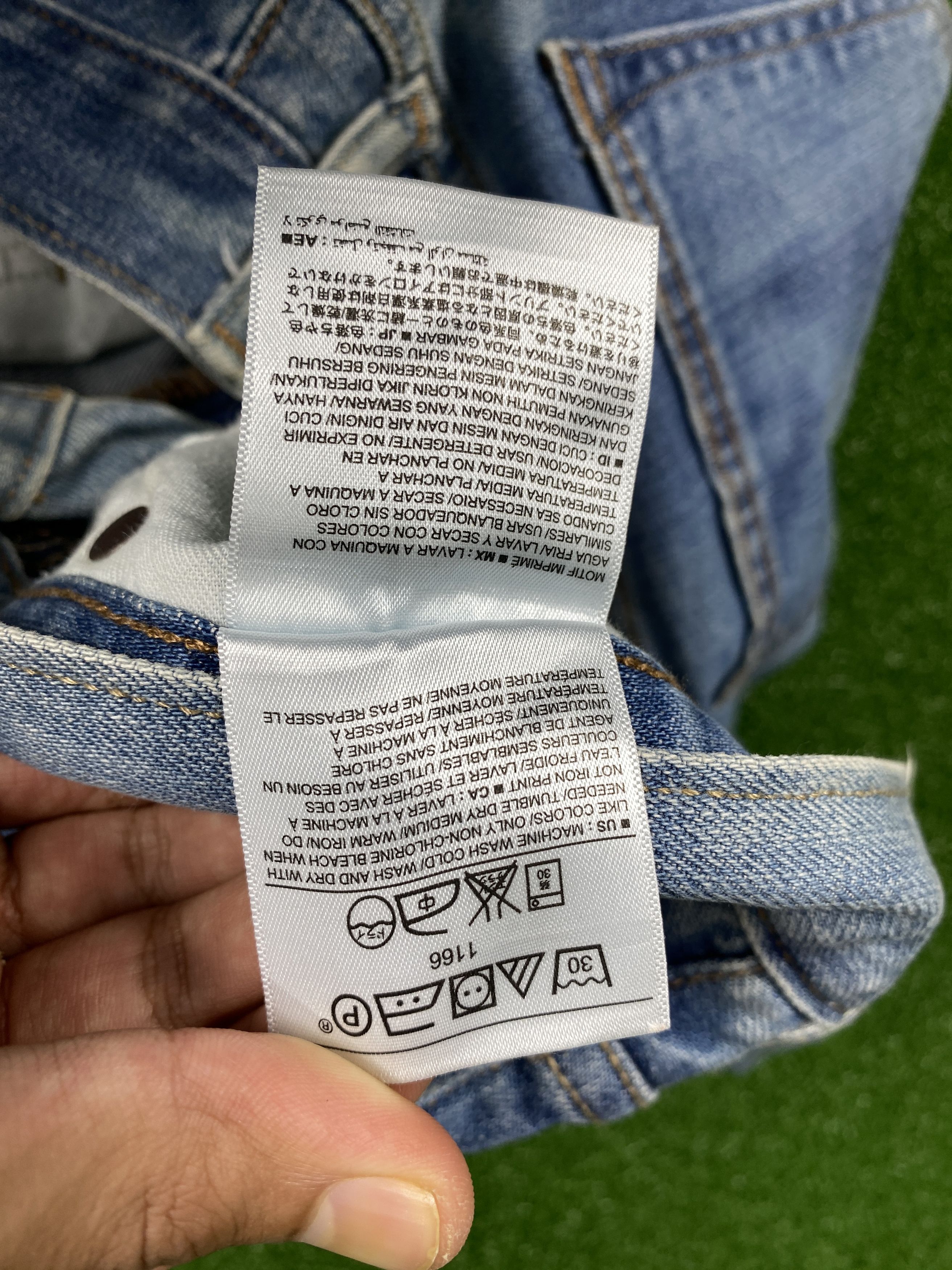 Old Navy Vintage Old Navy Distressed Mid Wash Jeans CP0037 Size US 31 - 11 Thumbnail