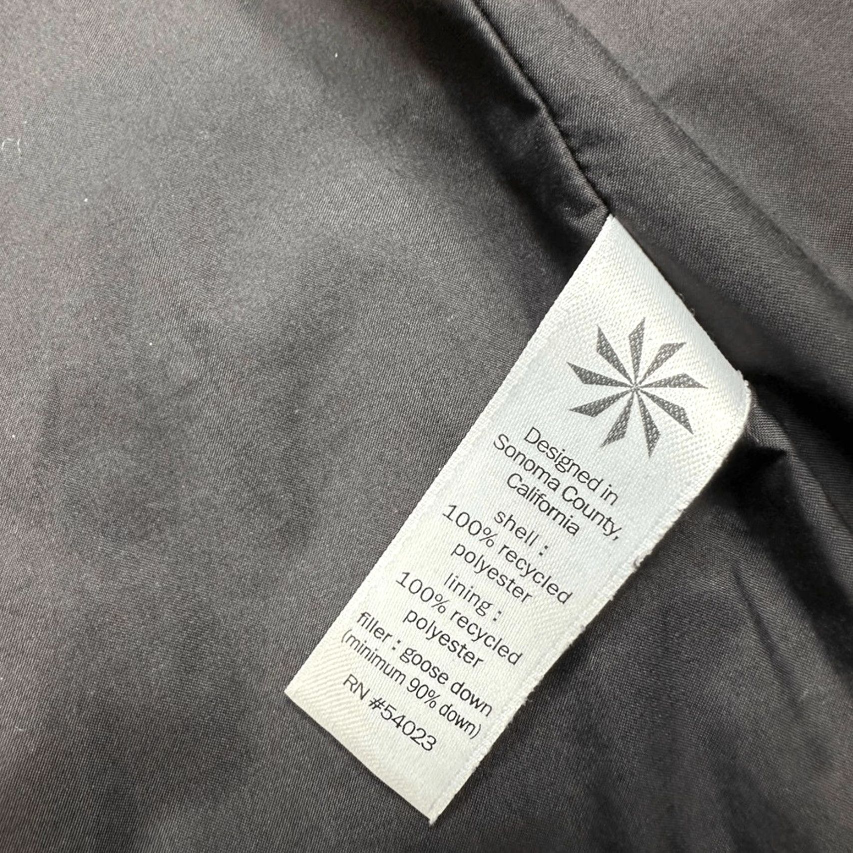 Athleta VINTAGE Athleta goose down Vest Womens XS Black Quilted Zipper Pocket Insulated Down Puffer Quilt Adult? Size XS / US 0-2 / IT 36-38 - 6 Thumbnail