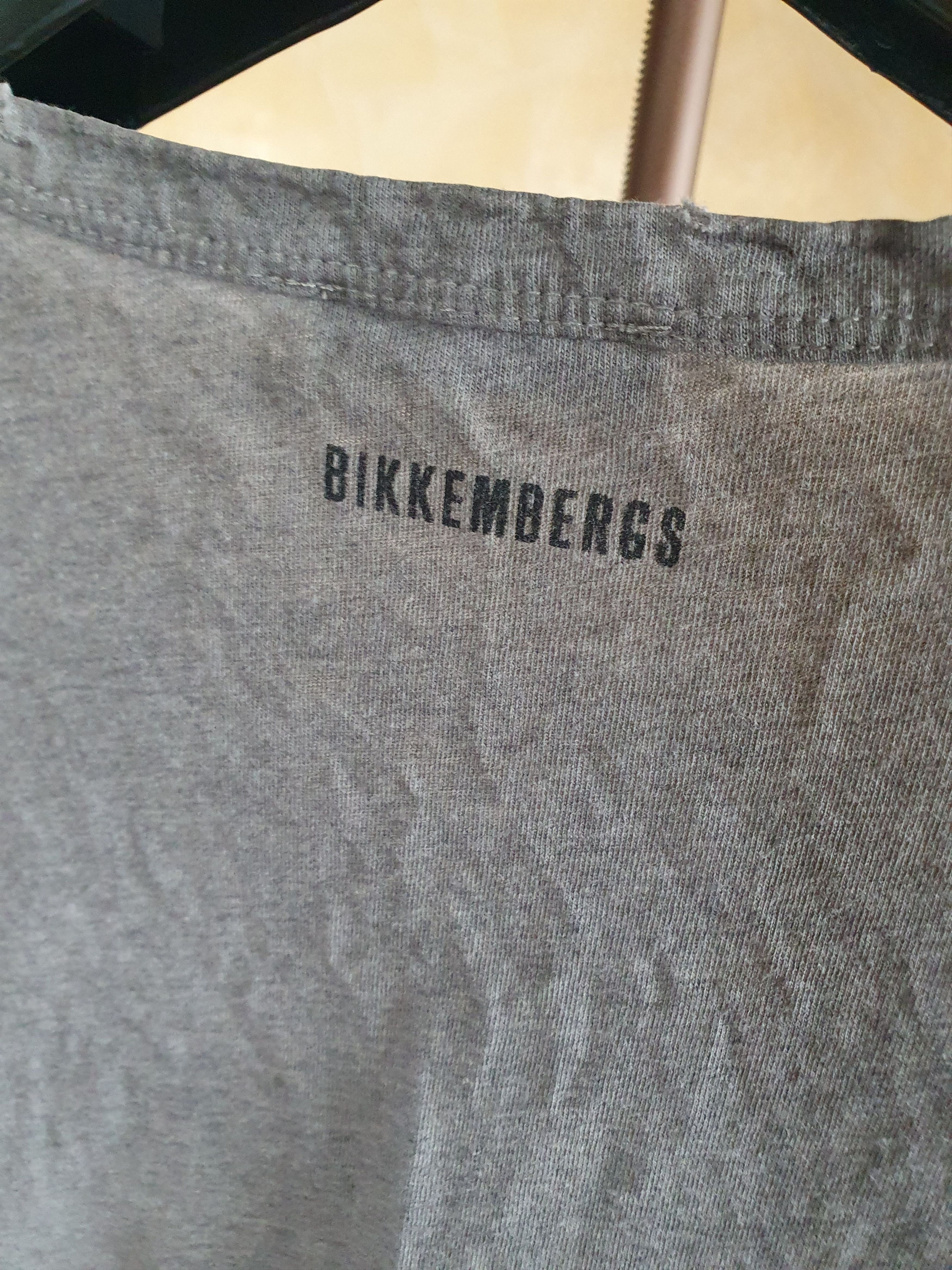 Dirk Bikkembergs Dirk Bikkemberg Piranha's Kiss Distress V-neck tee sz S/M? Size US M / EU 48-50 / 2 - 4 Thumbnail