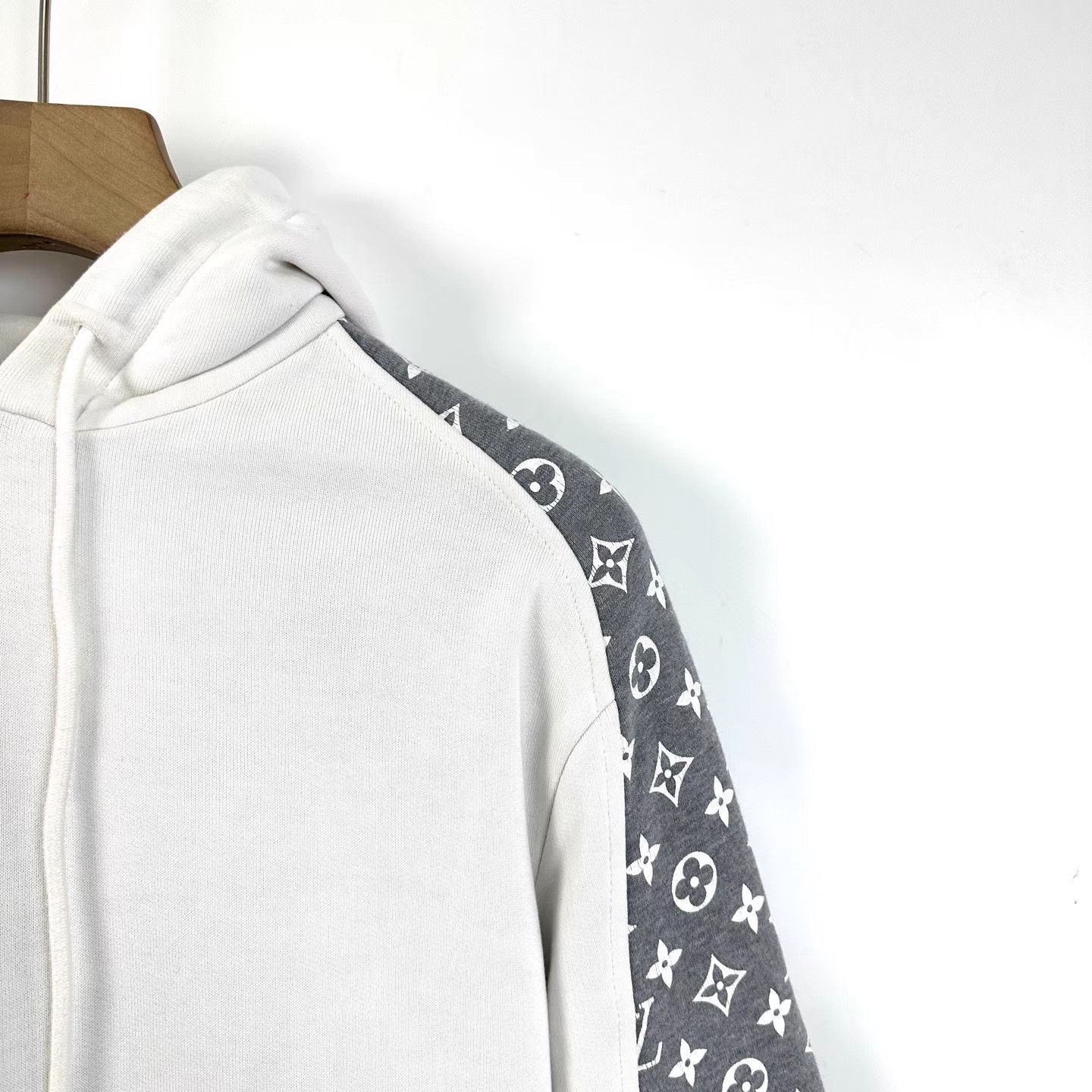 Louis Vuitton Louis Vuitton Black & White Panel Print Logo Hoodie K12 Size US S / EU 44-46 / 1 - 5 Thumbnail