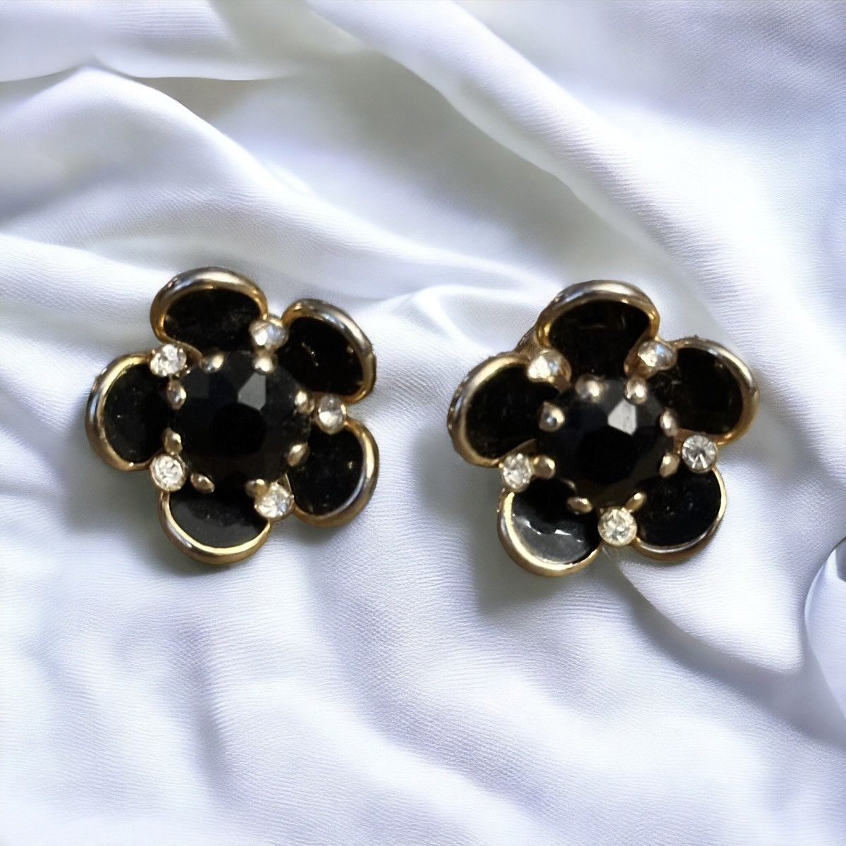 Vintage Vintage black crystal flower screw back earrings Size ONE SIZE - 1 Thumbnail