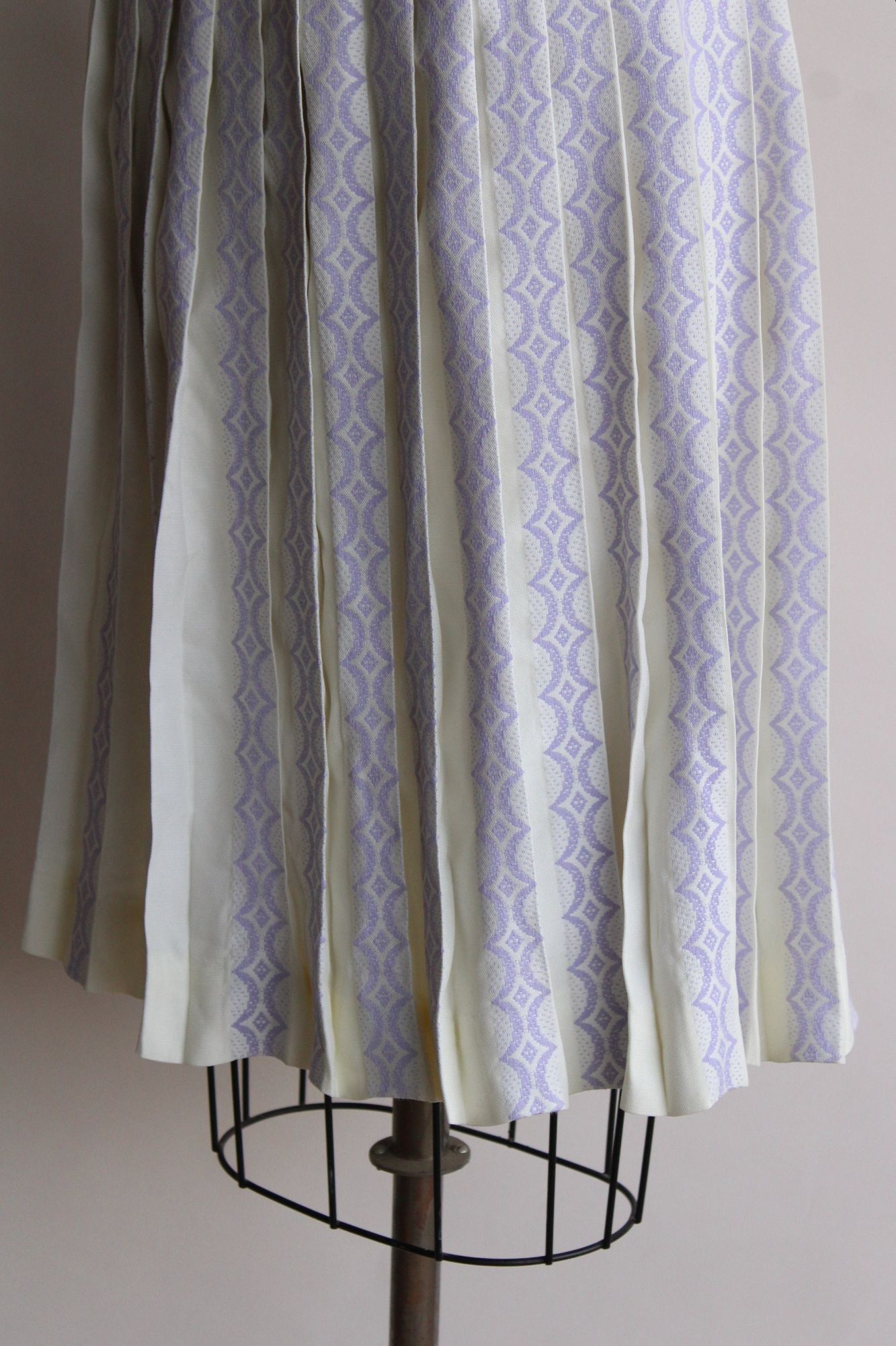 Vintage Vintage 1960s Skirt, Bobbie Brooks Pleated Purple and White Size 27" / US 4 / IT 40 - 8 Thumbnail