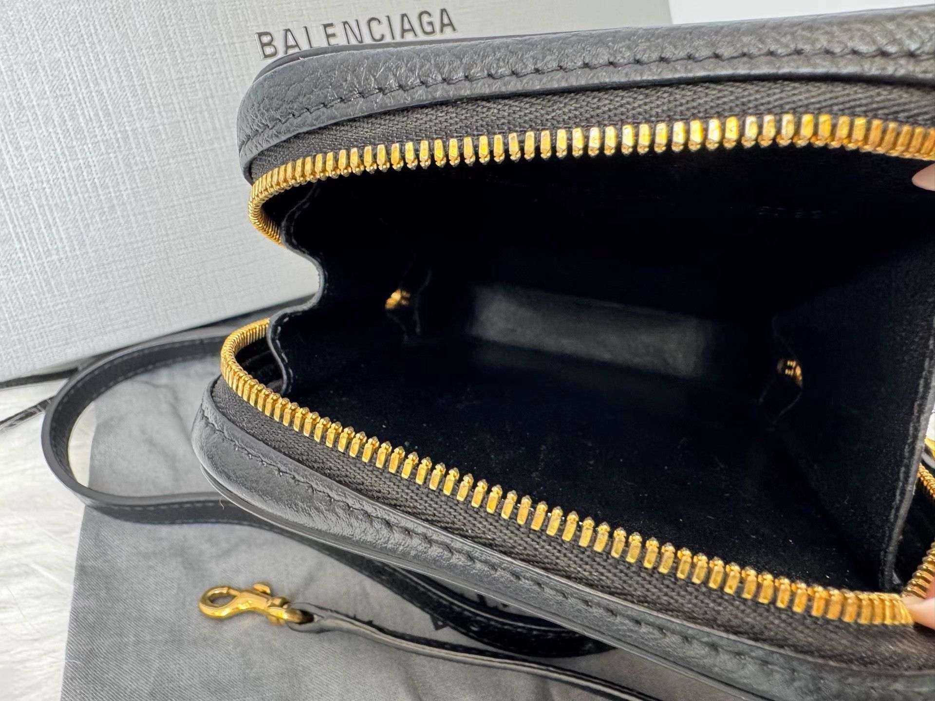 Balenciaga Balenciaga Leather Logo Crossbody Phone Bag K36 Size ONE SIZE - 6 Thumbnail