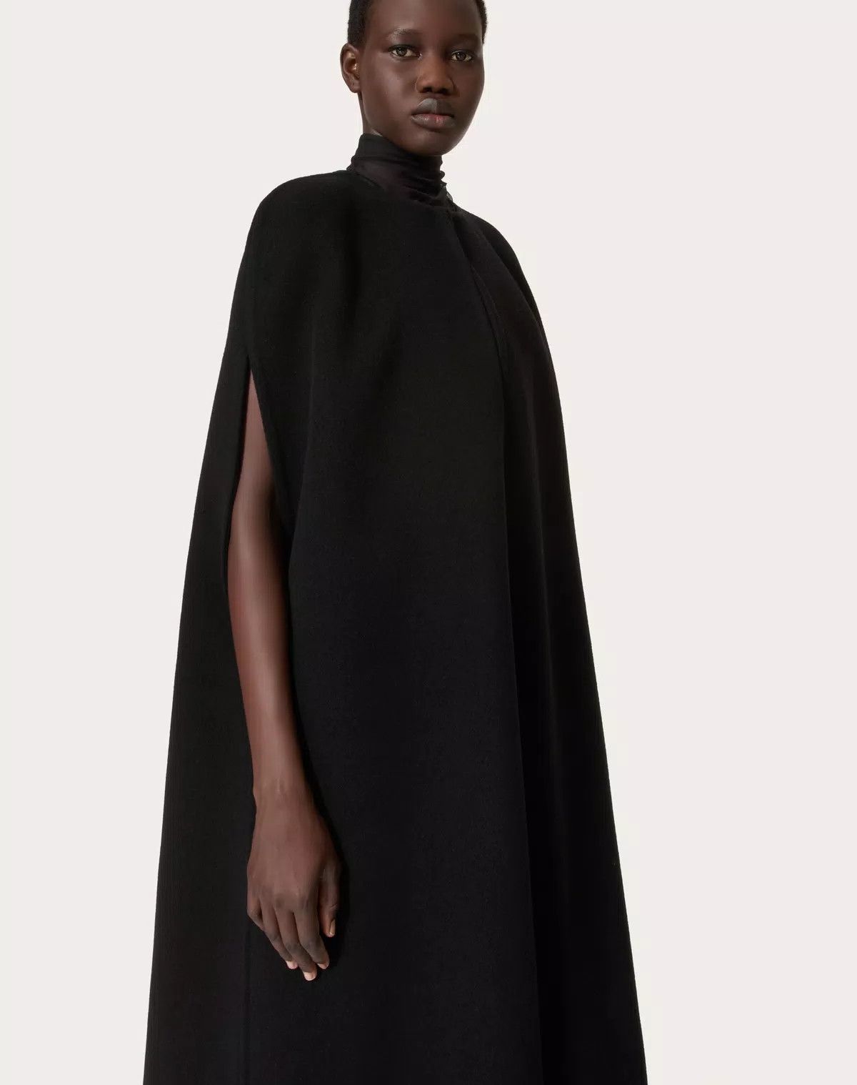 Valentino o1s1wg110426 Fluffy Cashmere Blend Cape in Nero Size M / US 6-8 / IT 42-44 - 7 Thumbnail